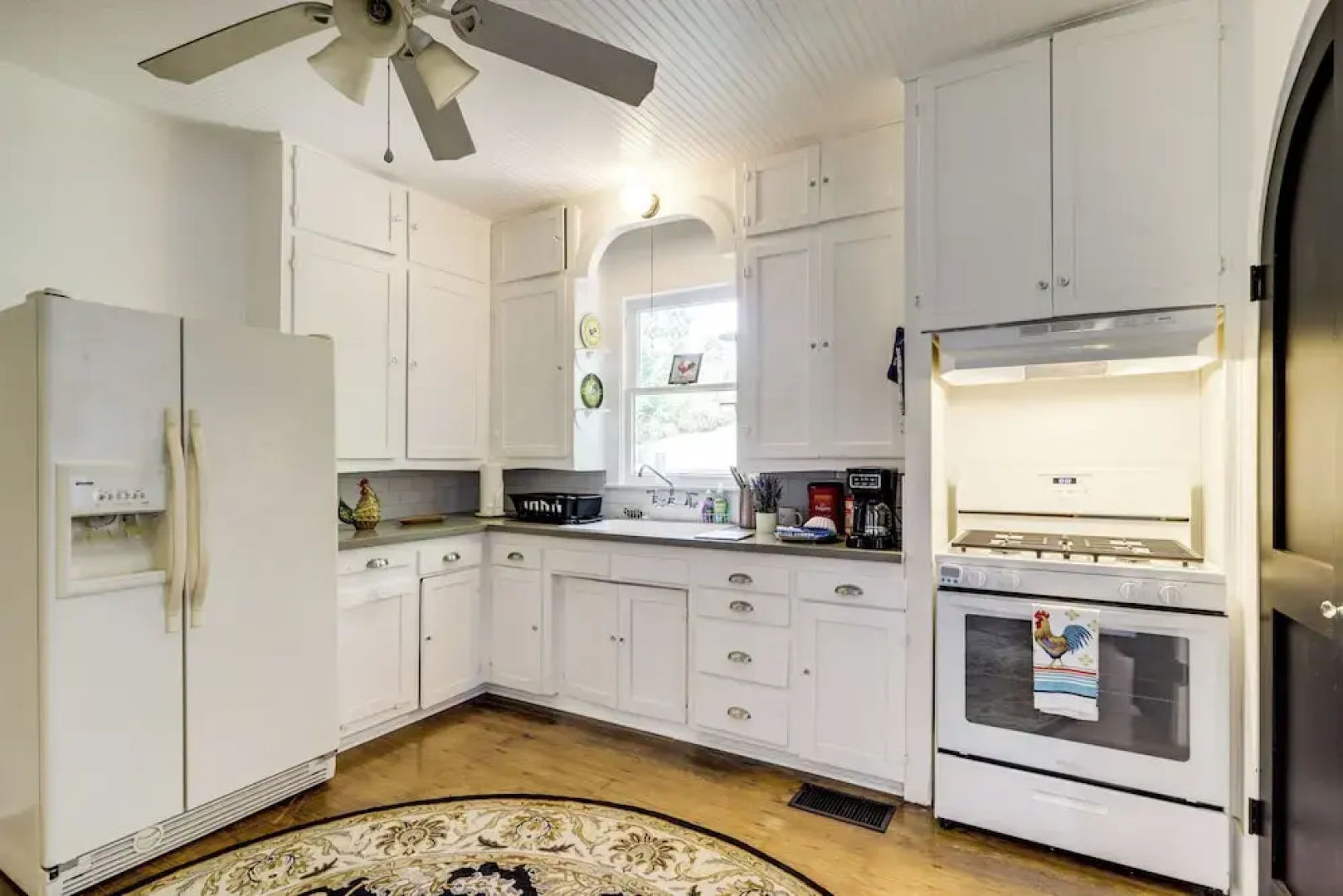Easy Dtwn Access: Restored 1930s Brenham Retreat