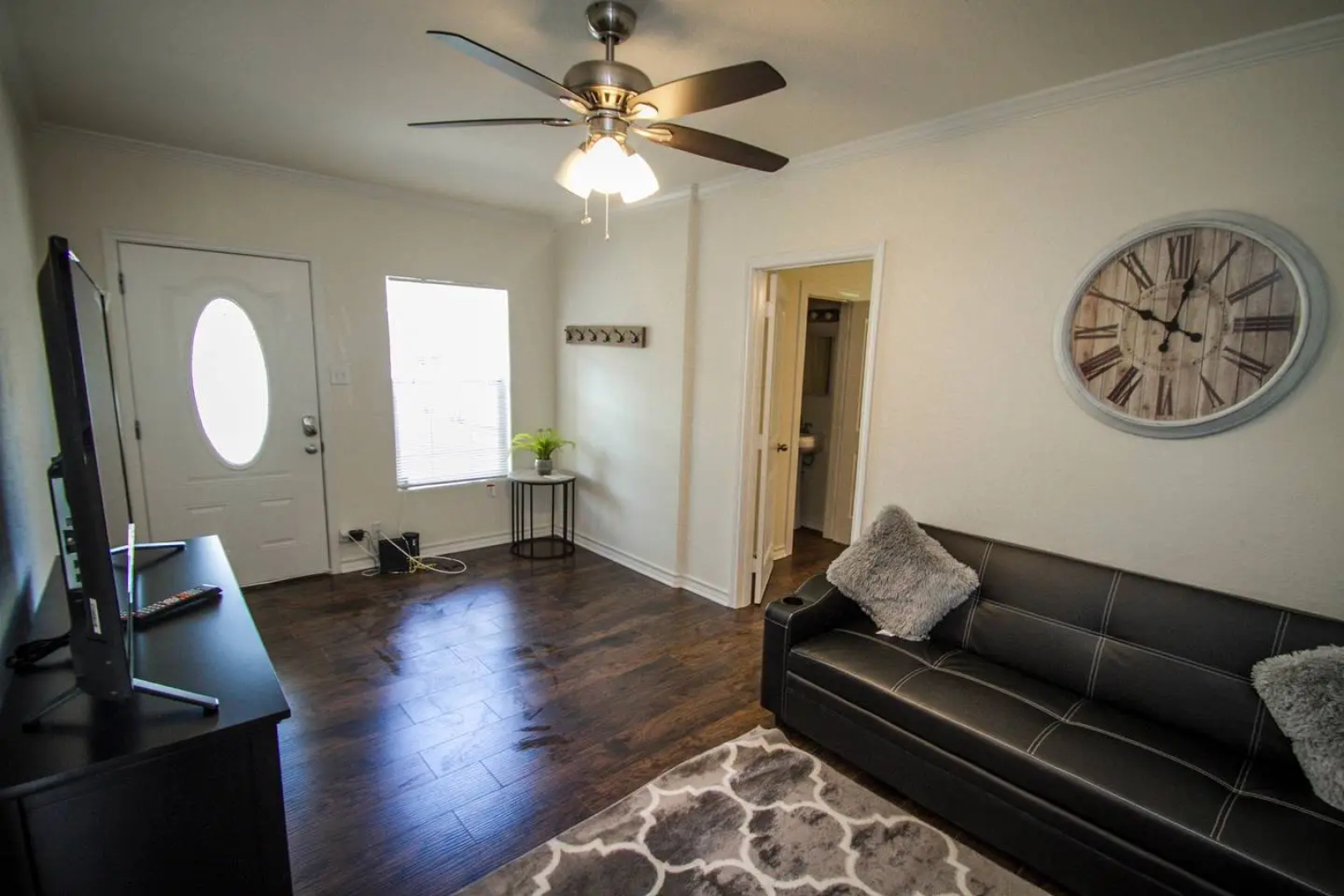 Cozy Remodeled 2BR/2BA Near Downtown Sleeps 8