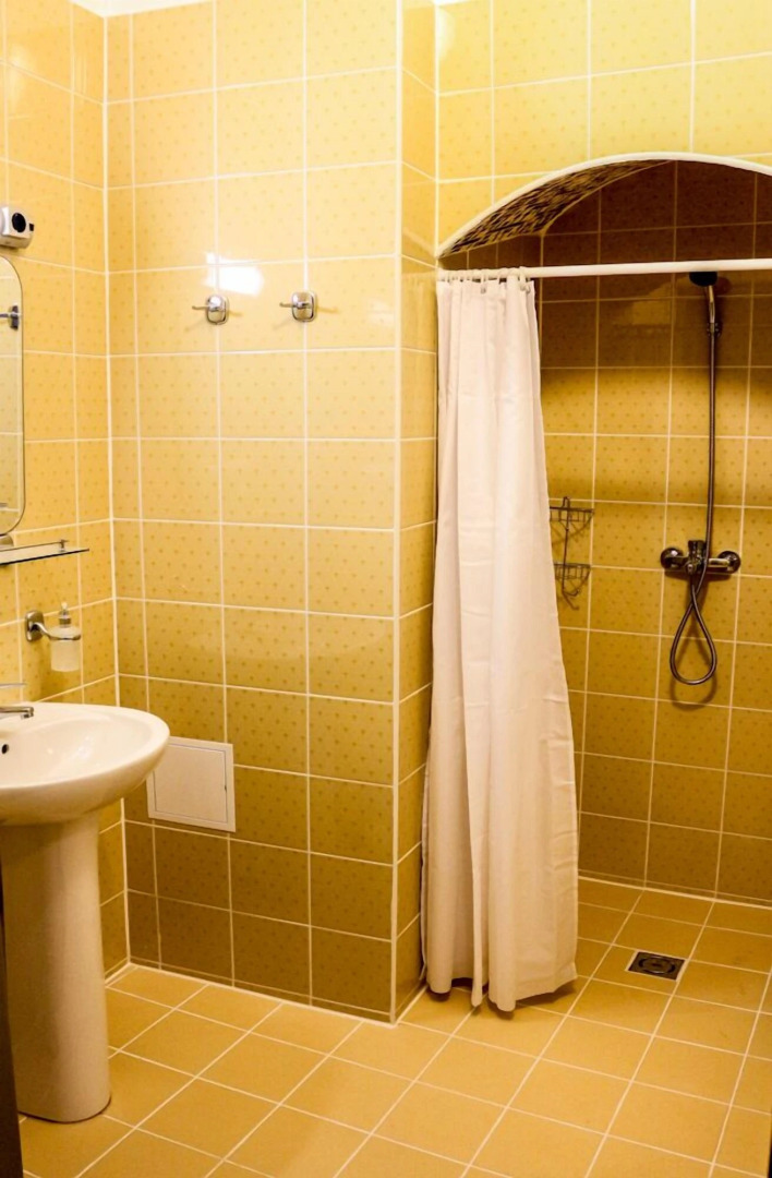 Отель Three Crowns Residents