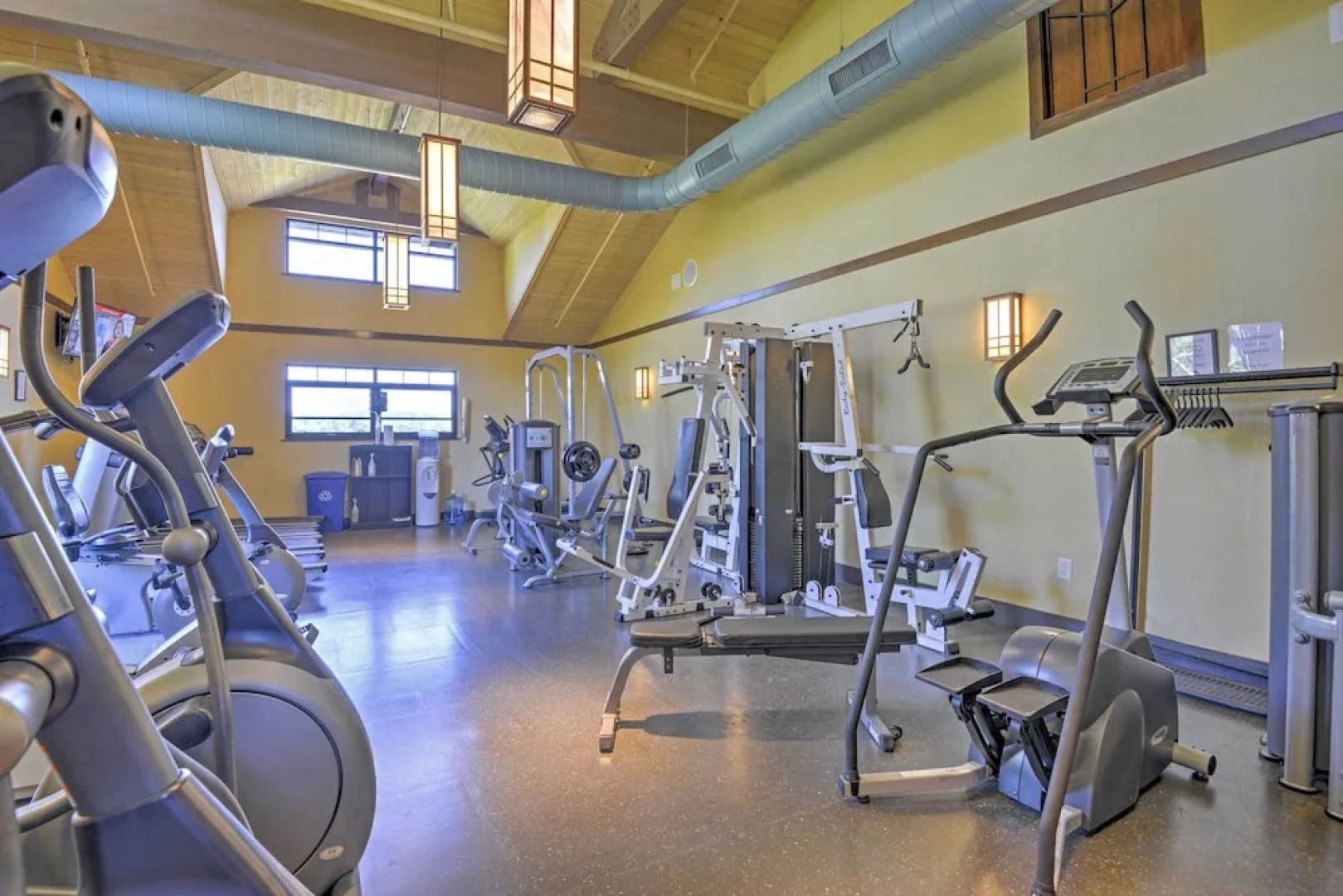 Arrowhead Lake Amenities: Quaint Home w/ Fireplace