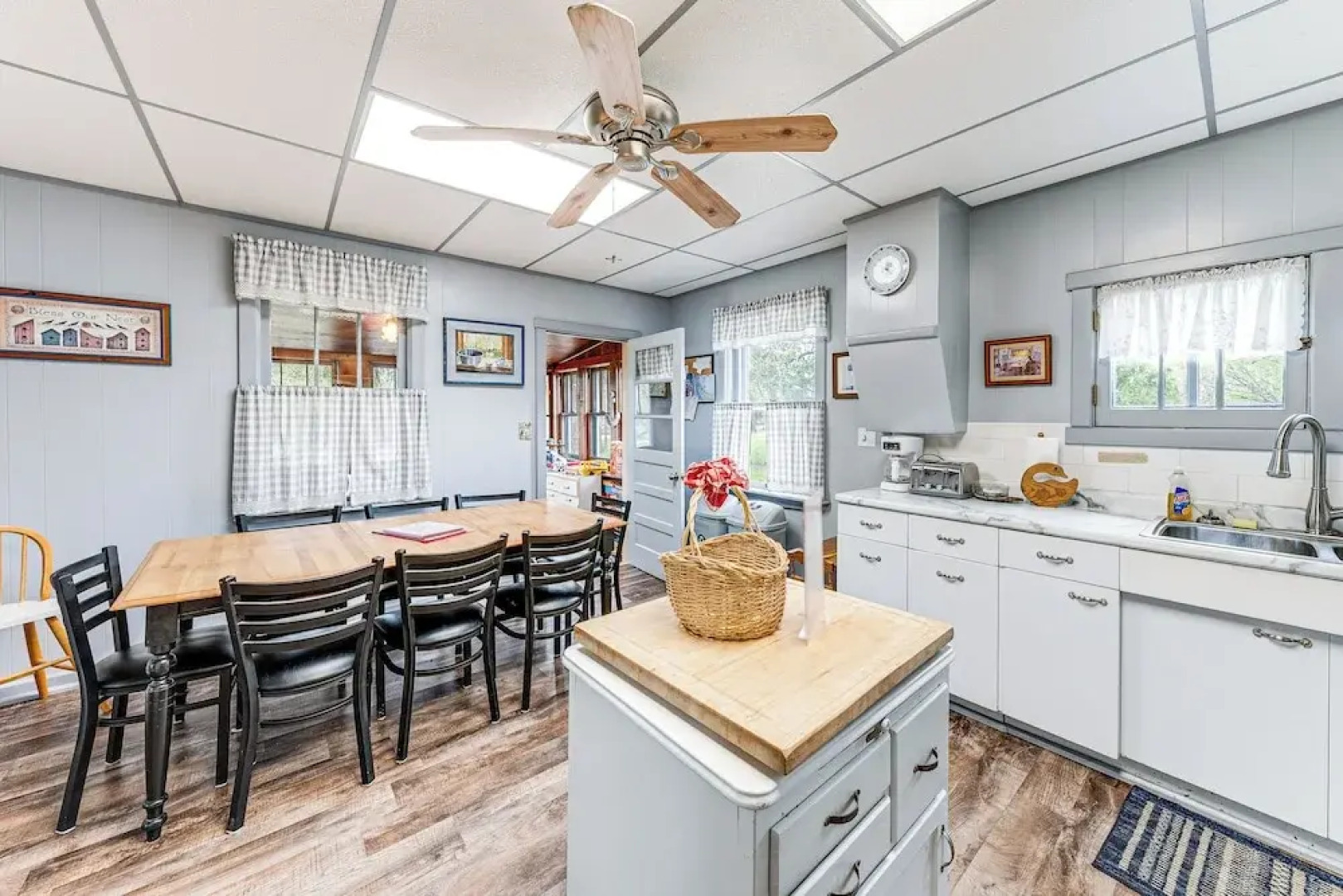 Twin Lakes Cottage: Walk to Elizabeth Lake!