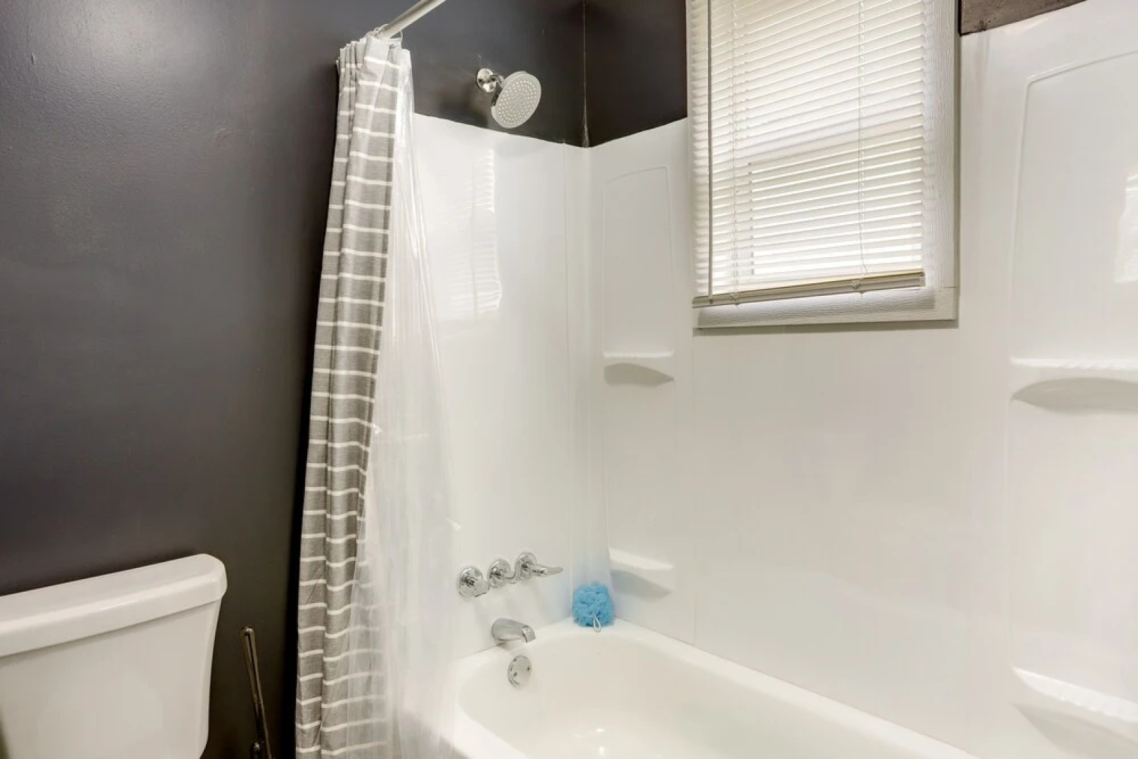 Cozy Downtown Sandusky Gem - 1 Mi to Lake Erie!
