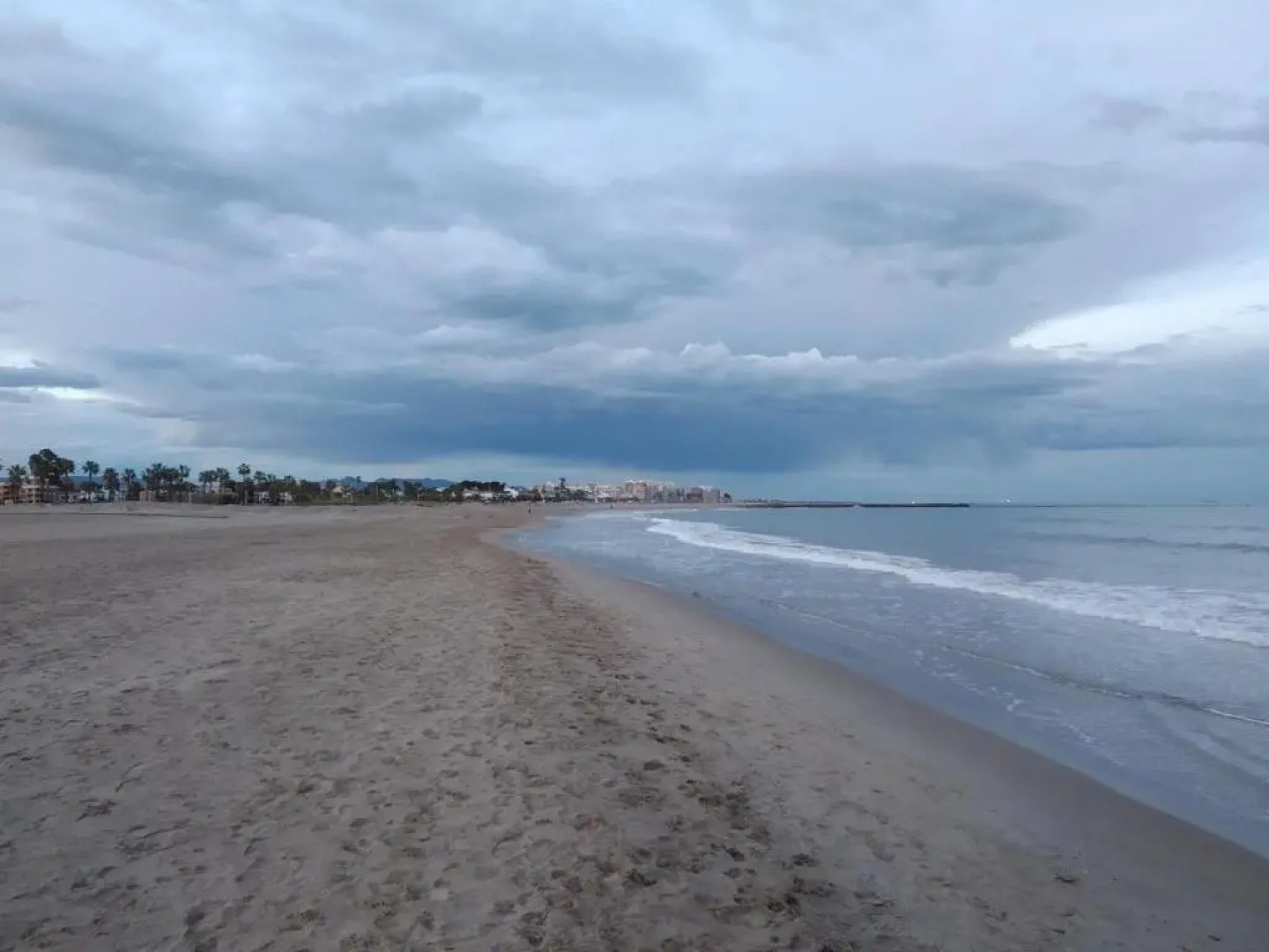 Apartamento con terraza y vistas al mar