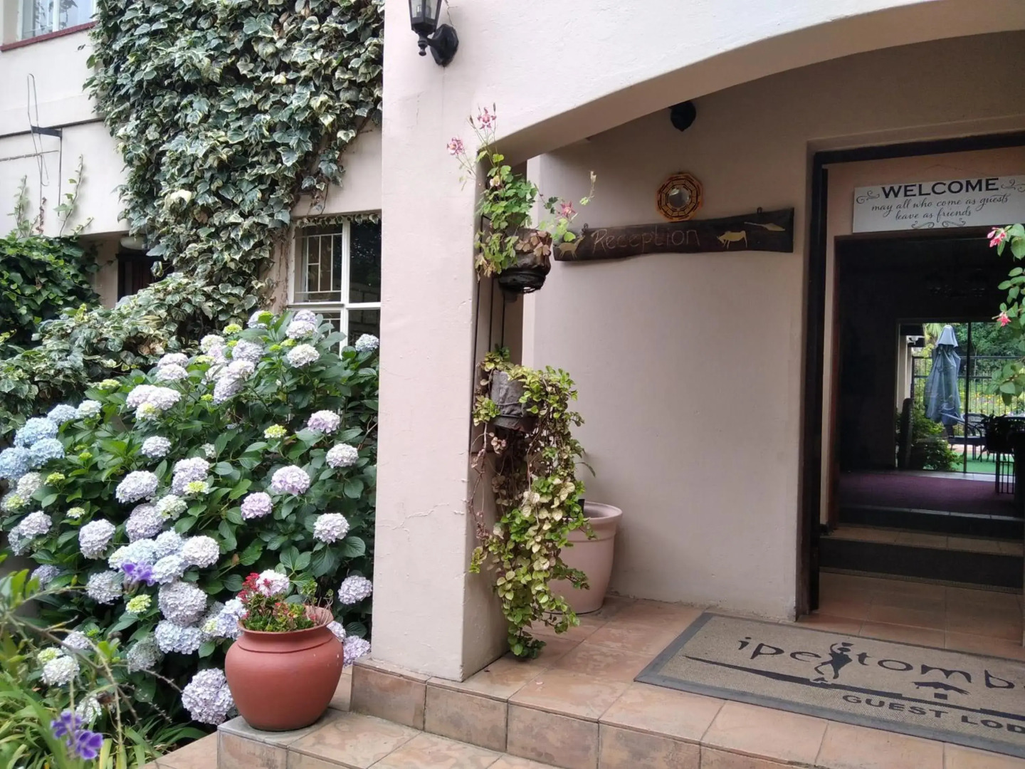 Ipe Tombe Guest Lodge