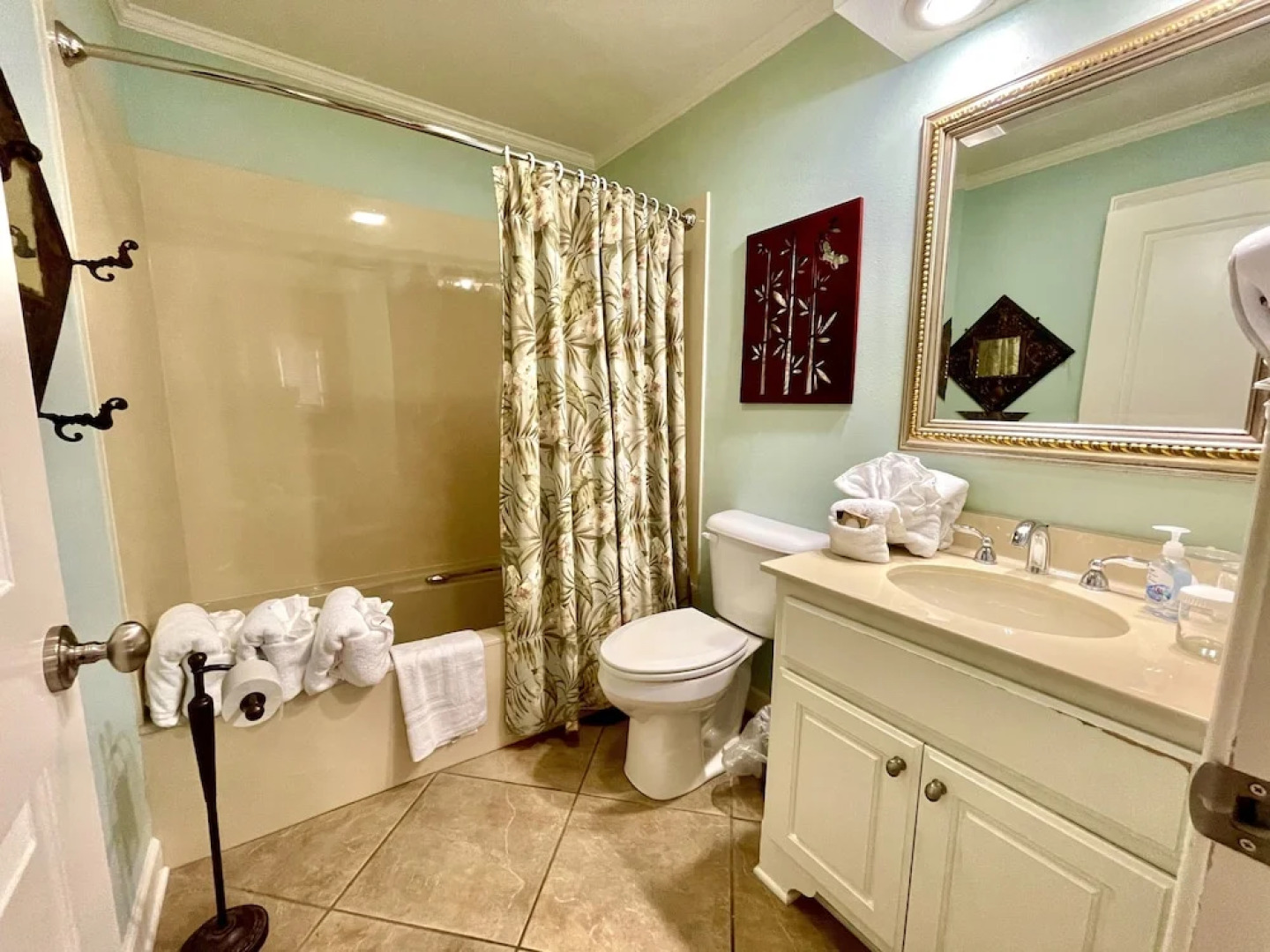 80BPD, Four bedroom, two 1/2 bath log-sided condo with lake view , garage by RedAwning