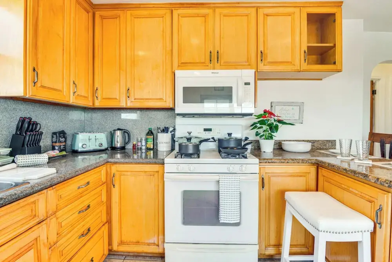 Walk to Ocean: Manhattan Beach Apt w/ Deck