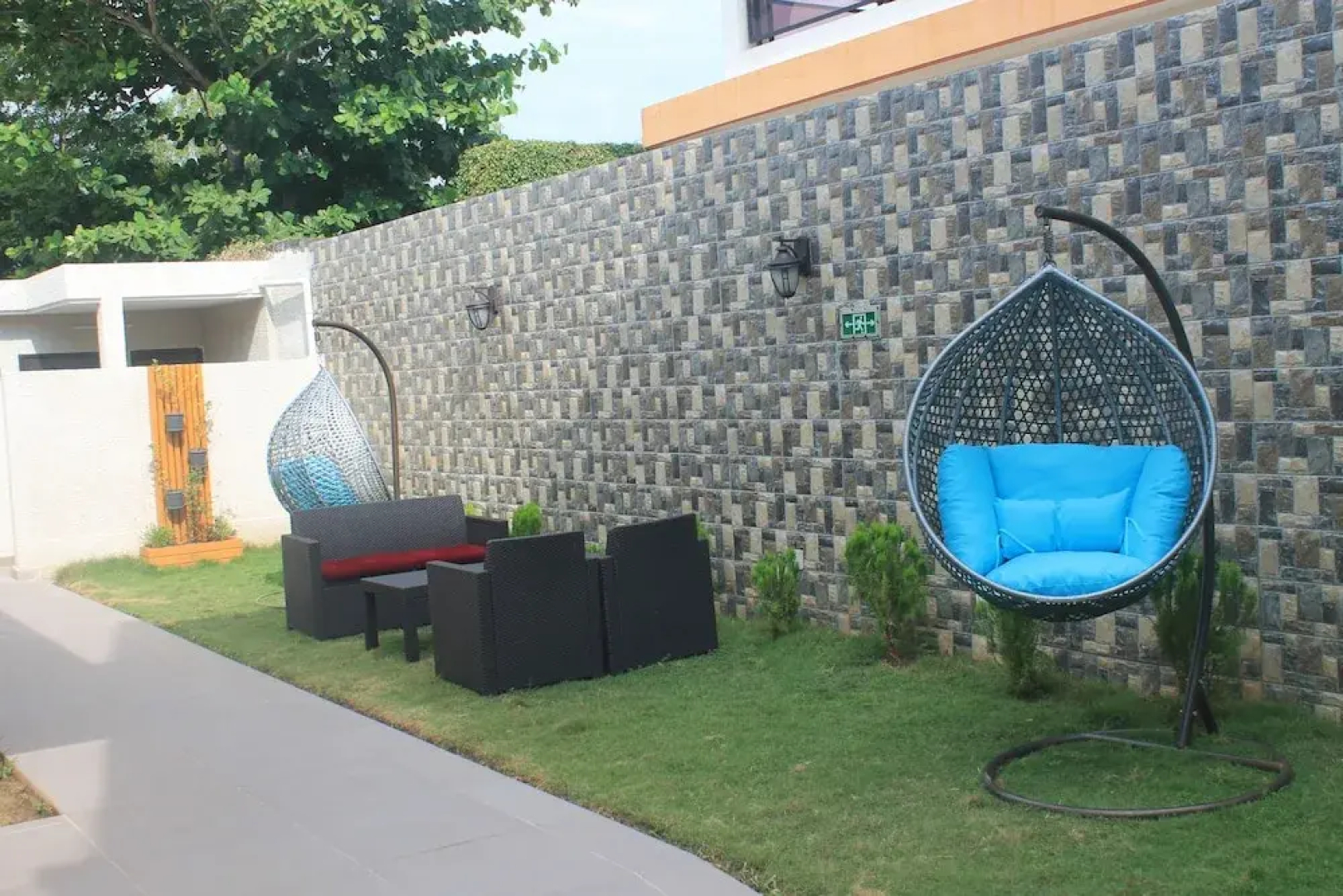 Four Season GUESTHOUSE