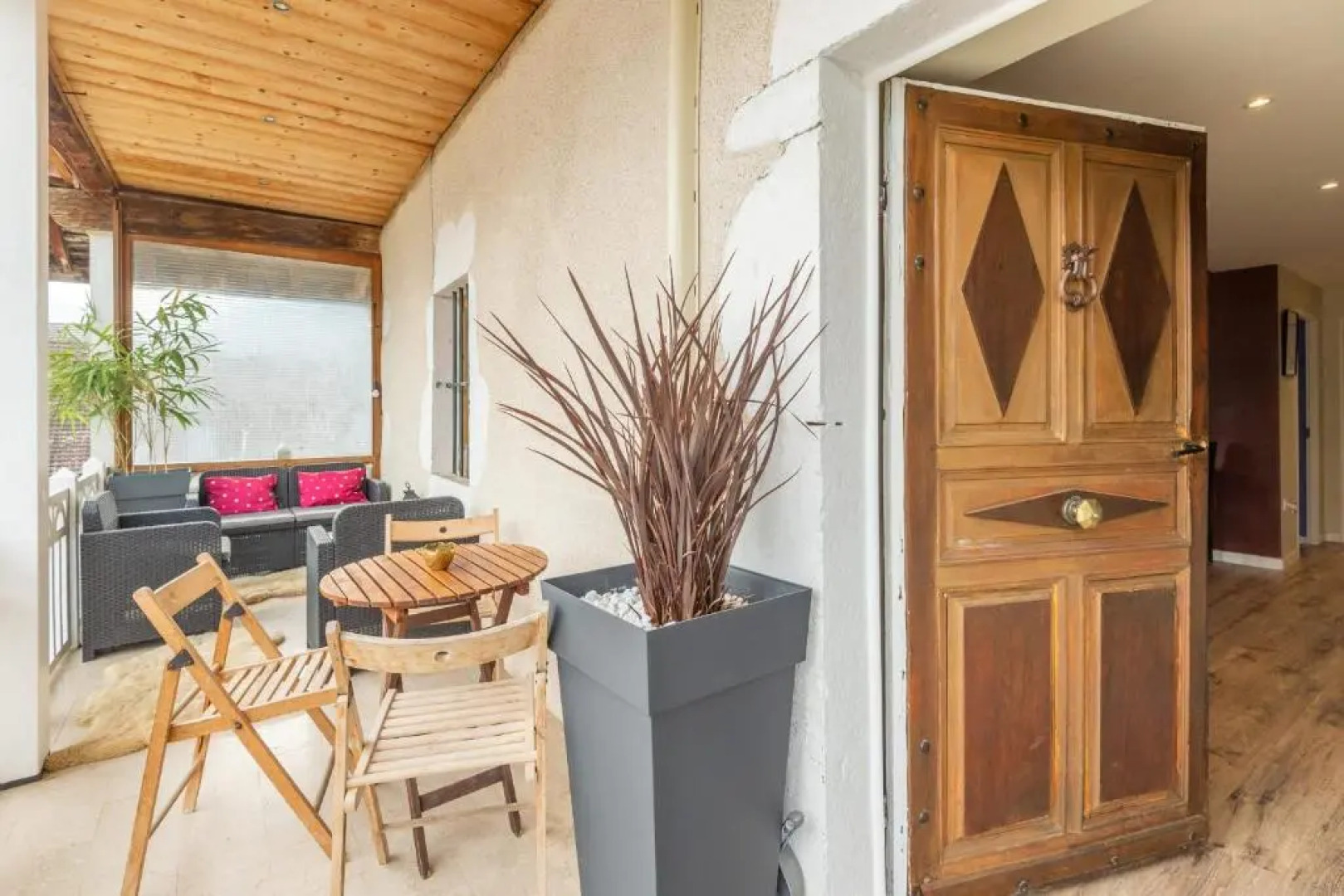 Spacious apartment with two terraces and private parking