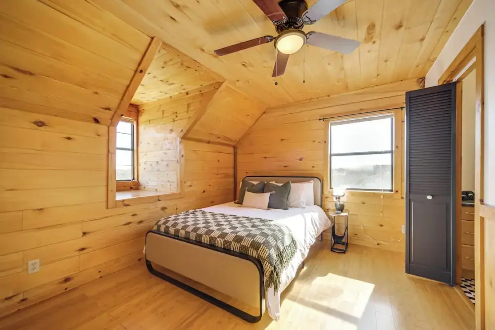 5 Mi to Dtwn Dripping Springs: Cabin w/ Jacuzzi!