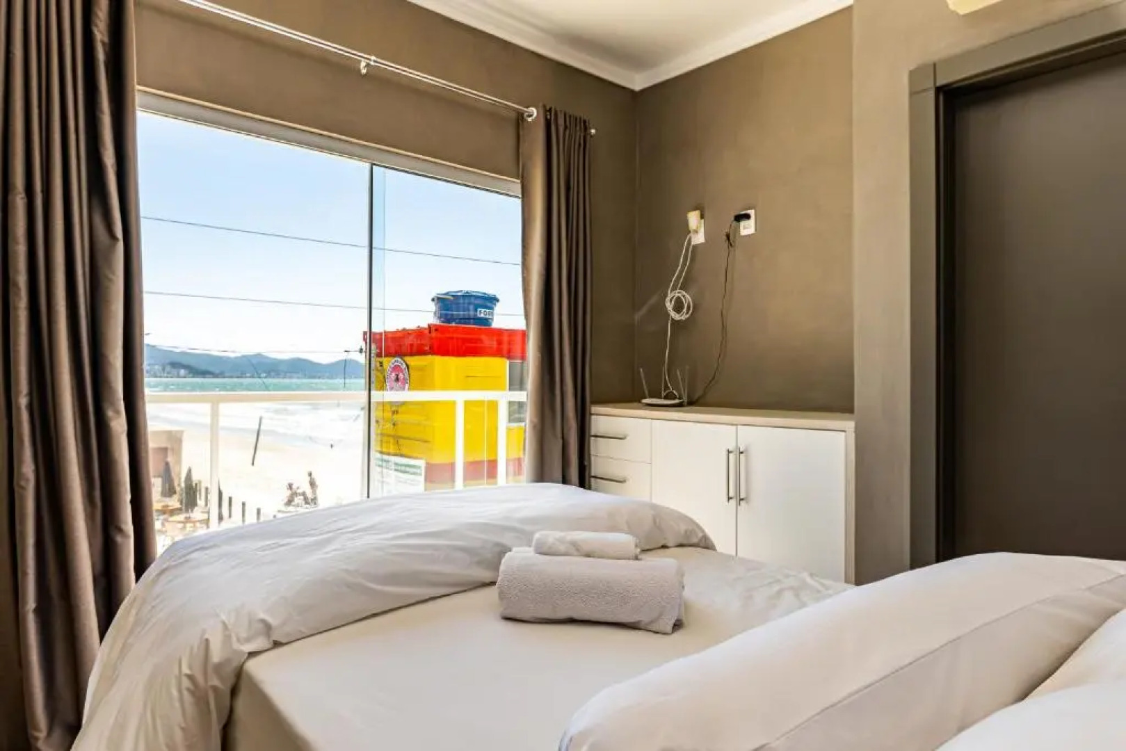 Duplex pé na areia com vista deslumbrante RAT001