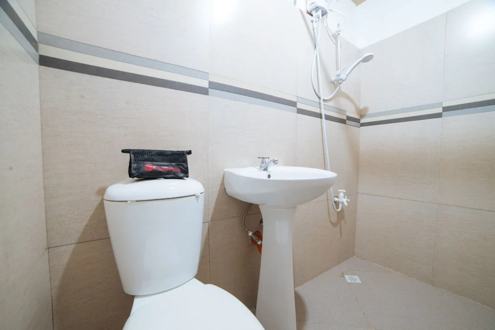 RedDoorz @ Sabang Beach Baler