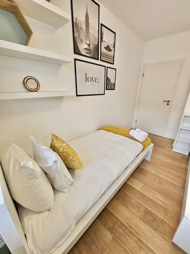 Bright 2 bedrooms flat w parking&balcont