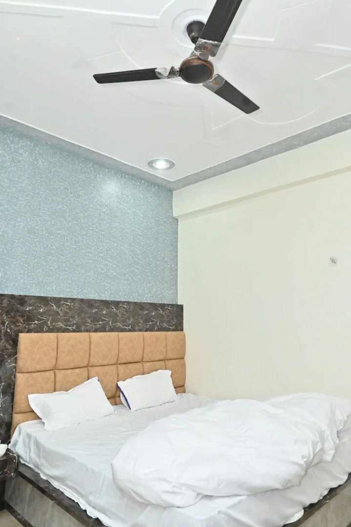 Goroomgo JSB Palace Varanasi