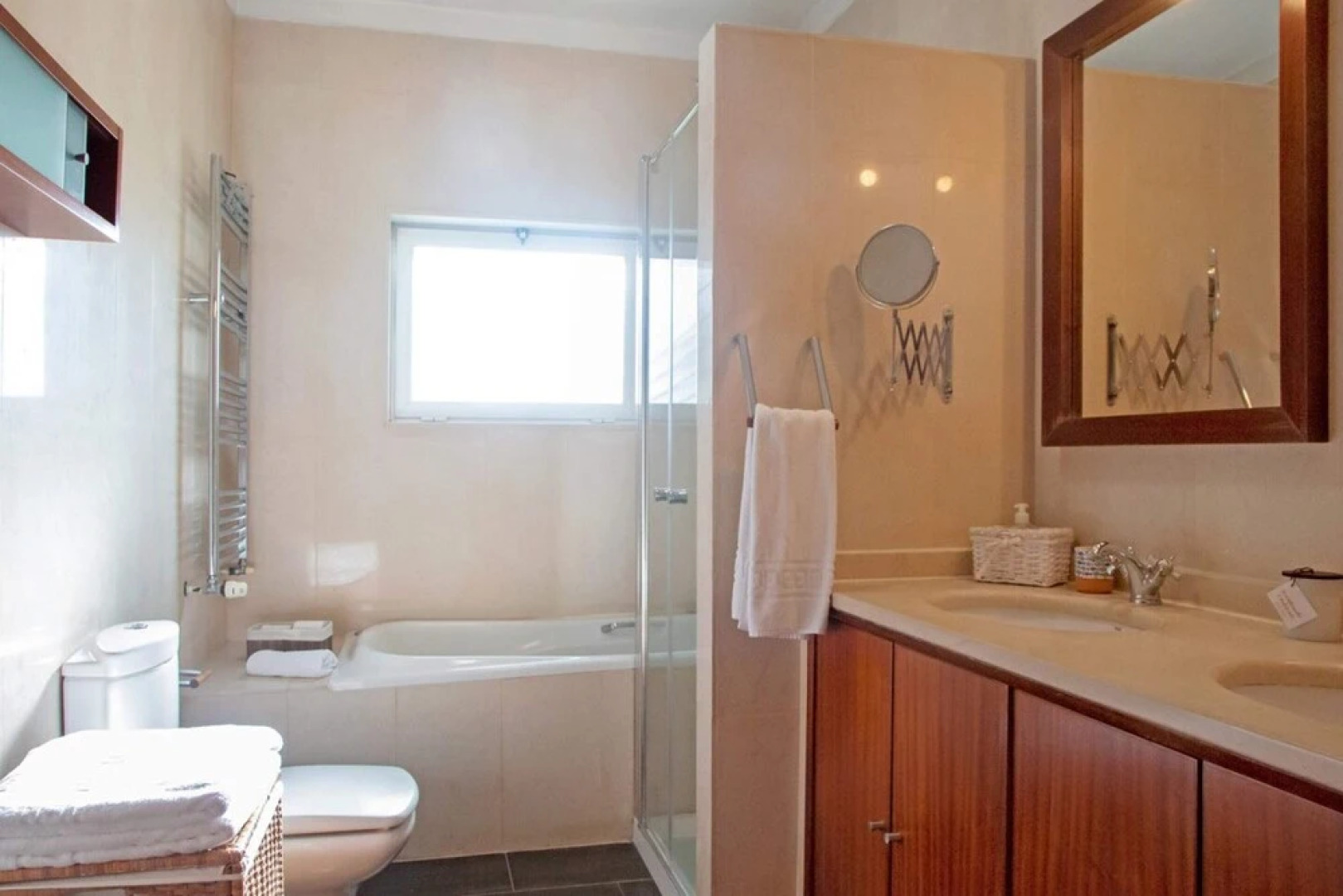 Fig Tree Family House w 4 Bedrooms, Garden & Pool