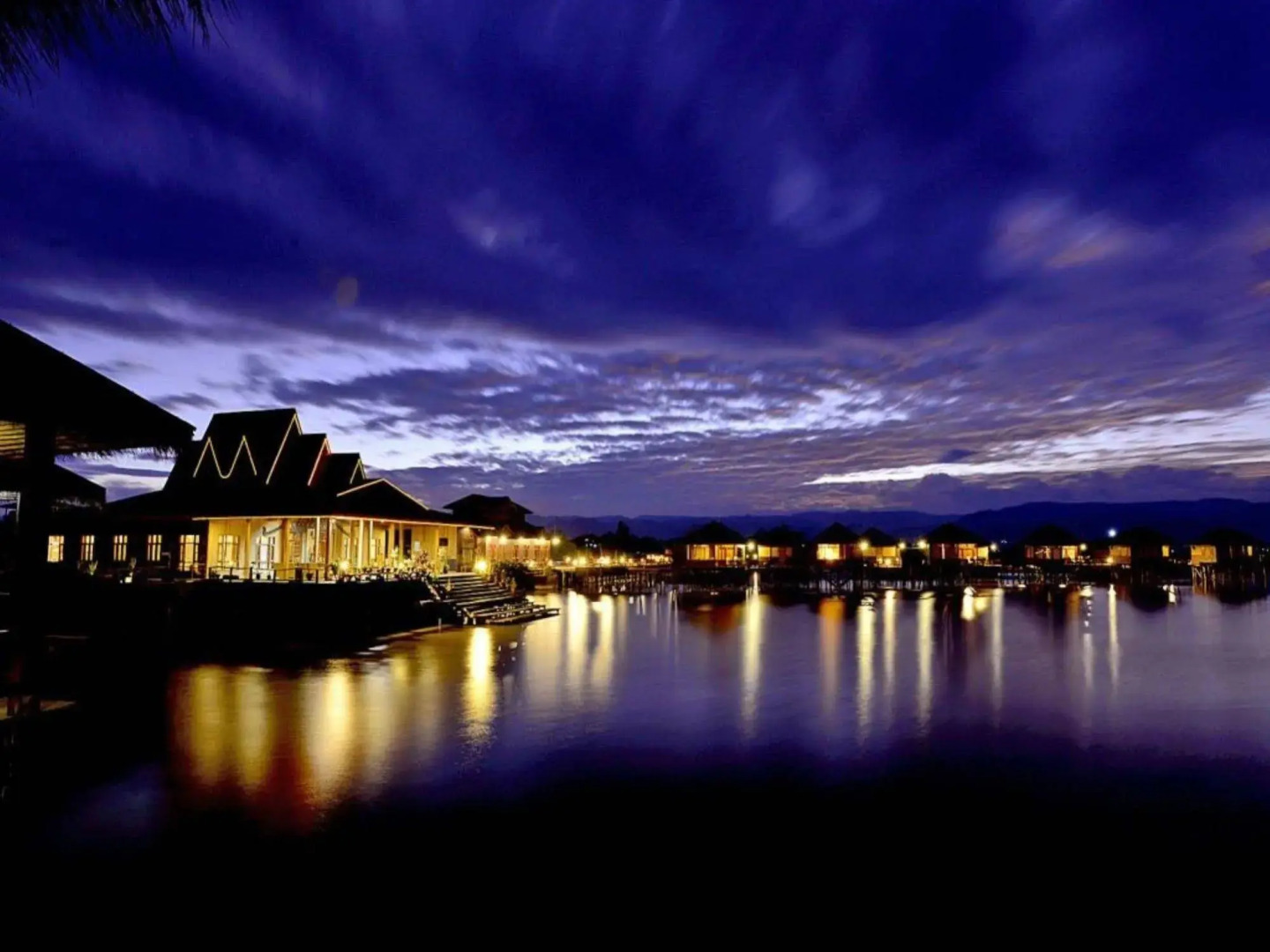 Shwe Inn Tha Floating Resort
