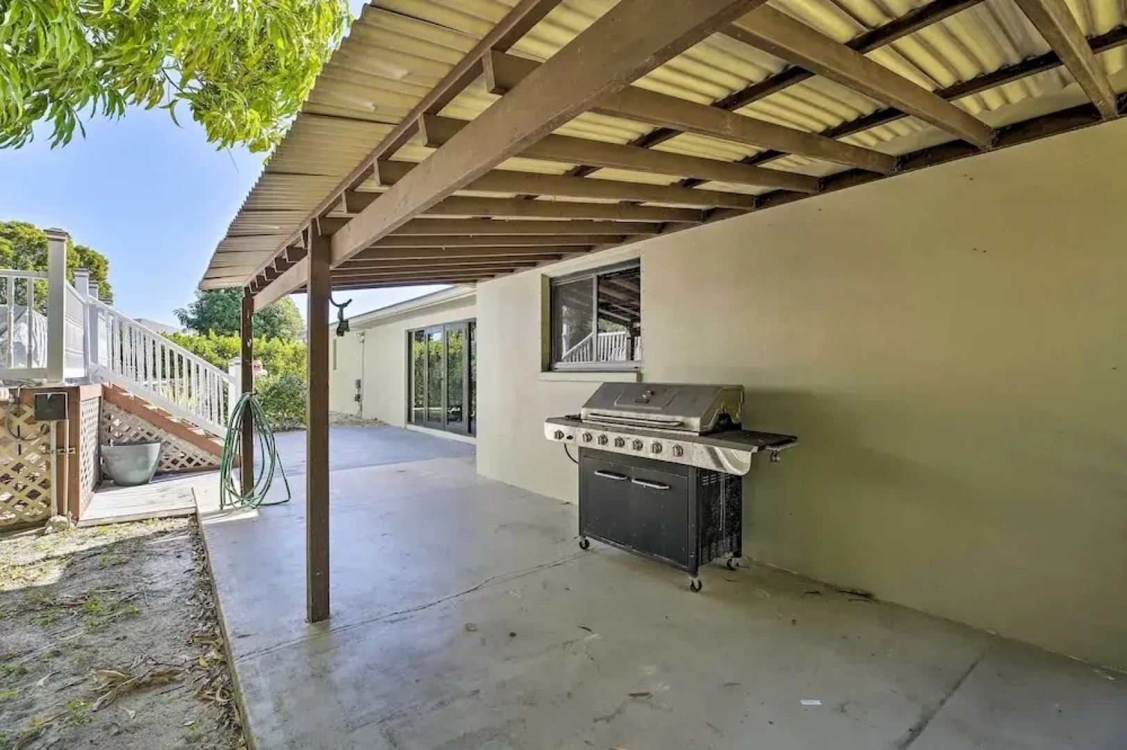 Pet-friendly Oasis w/ Deck & Fire Pit in Bokeelia!