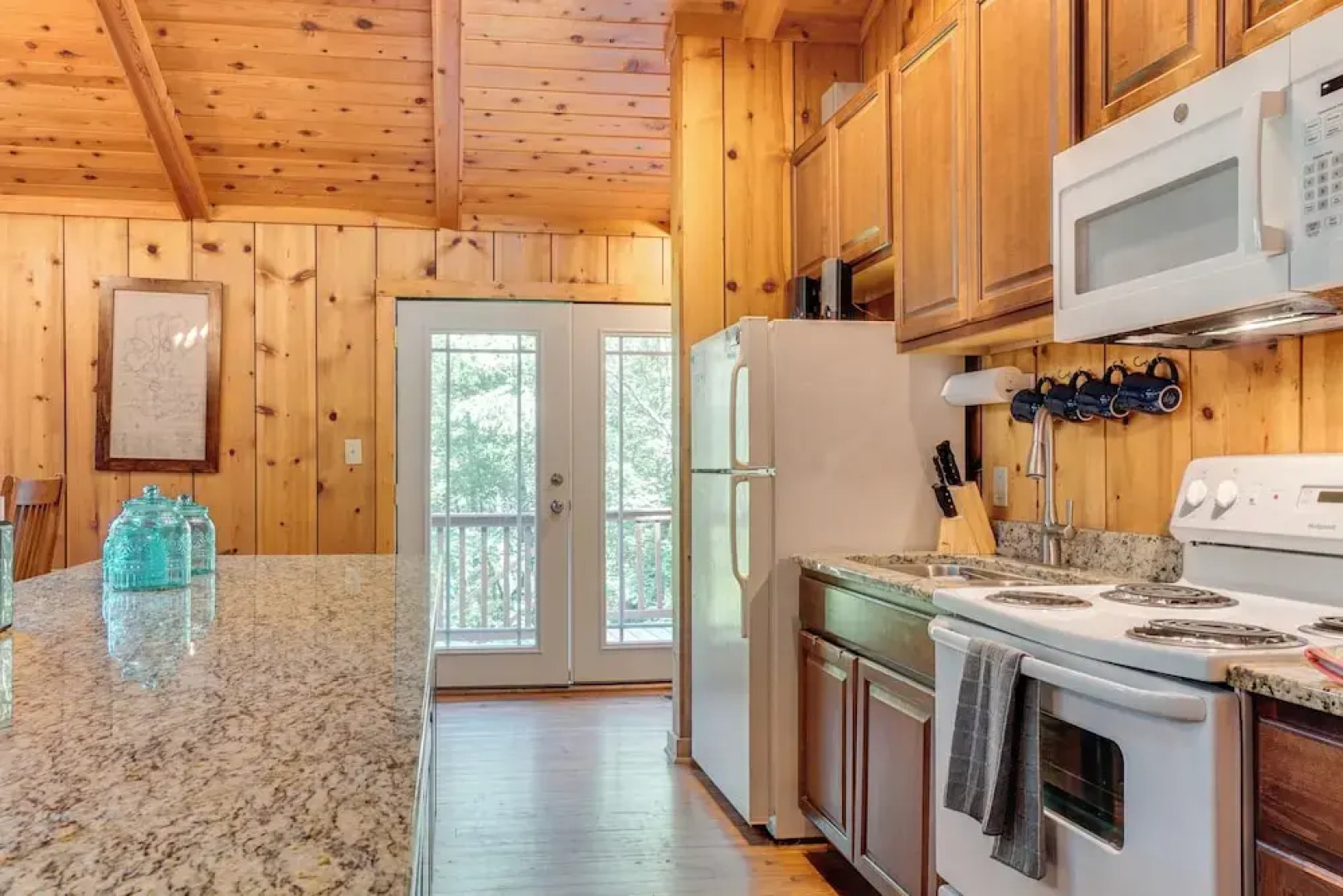 Private Hot Tub & Game Room: Cleveland Getaway