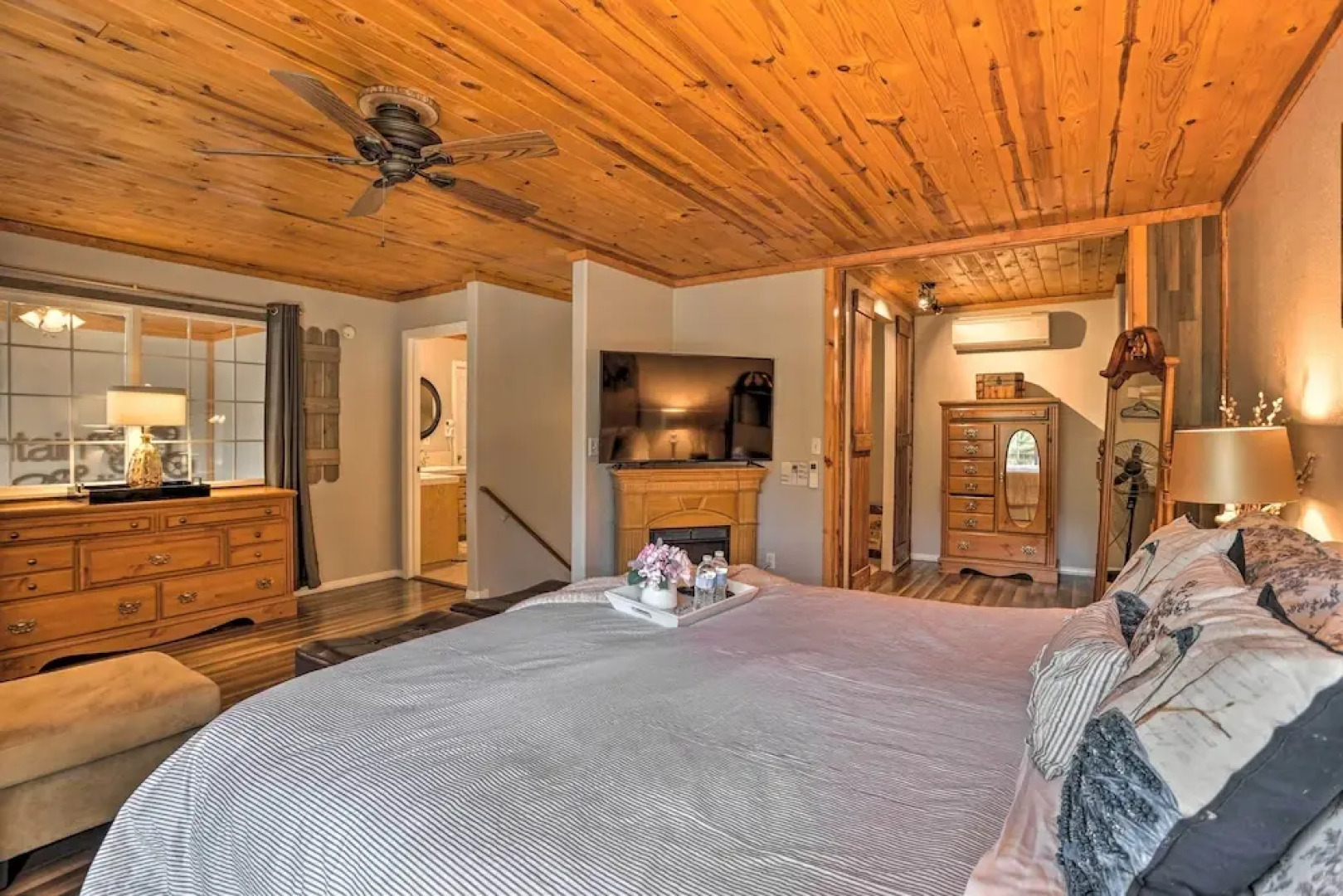 Remodeled Crestline Retreat: Walk to Lake Gregory!