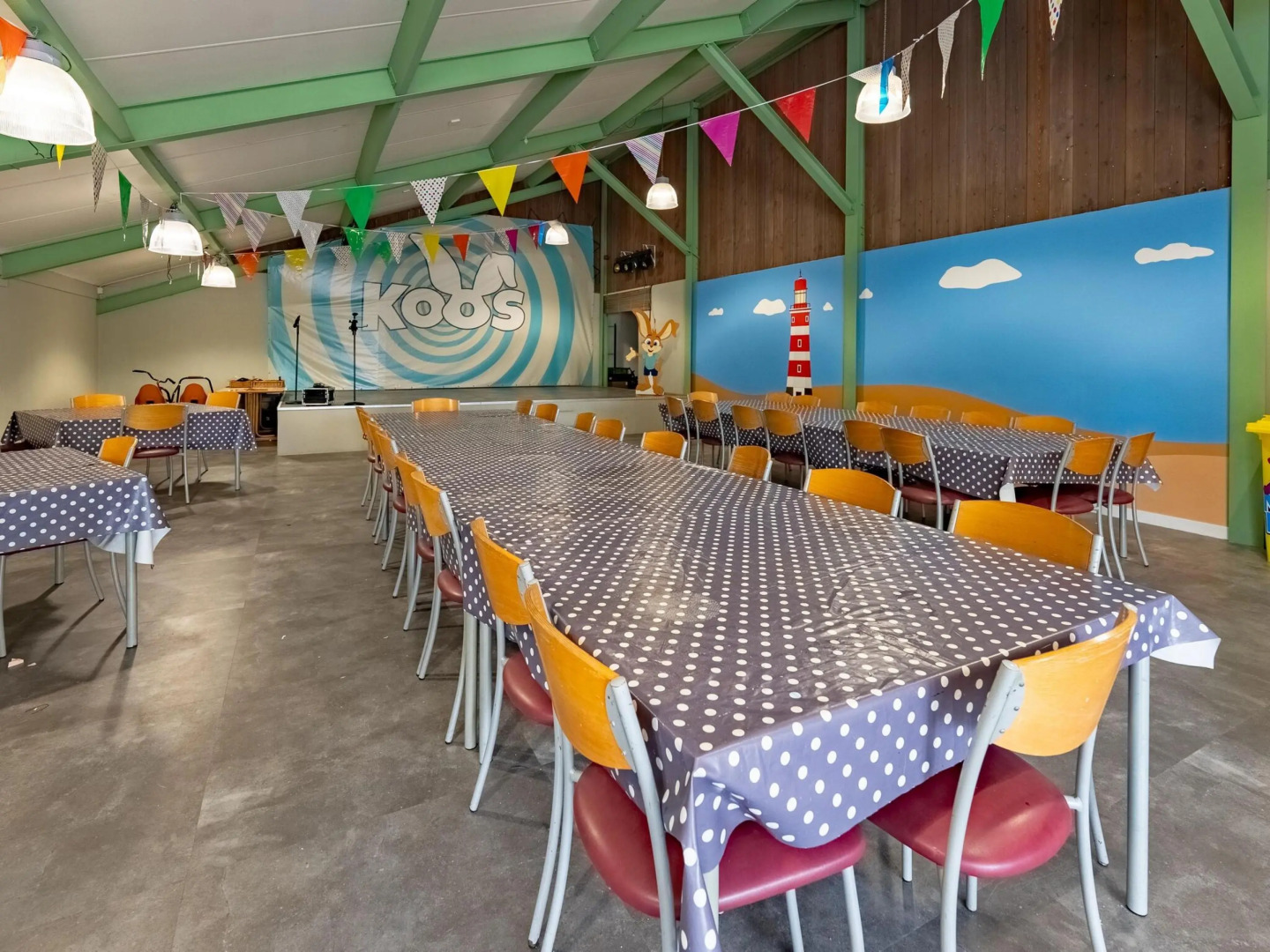 Thatched Holiday Home With two Bathrooms Near the Sea