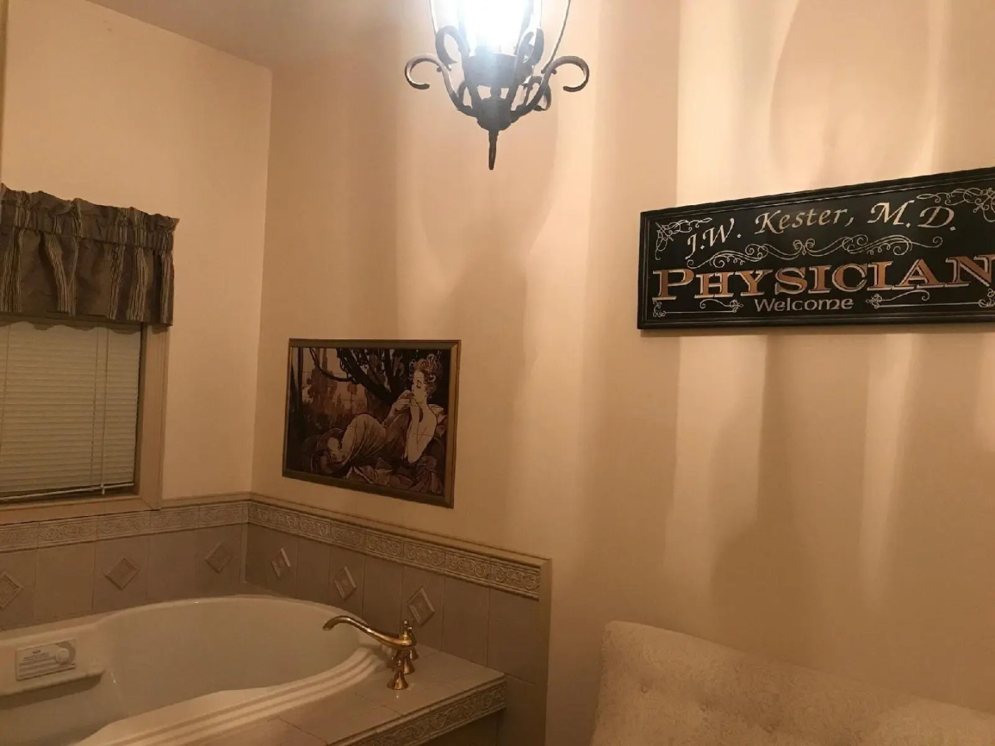 Iron Amethyst Inn   Boutique Hotel