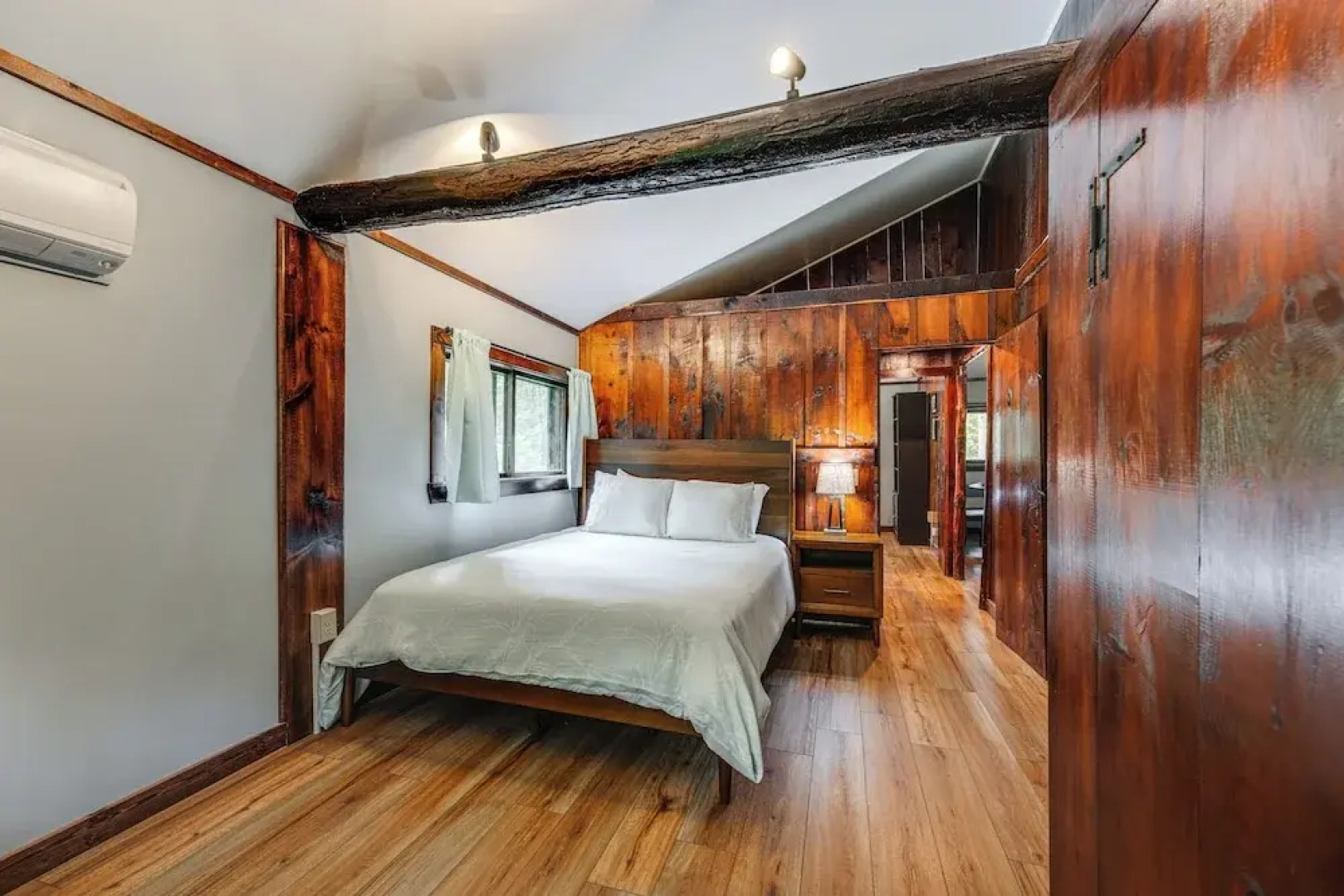 Walk to Barrett's Park: Wooded Cabin w/ Grill!