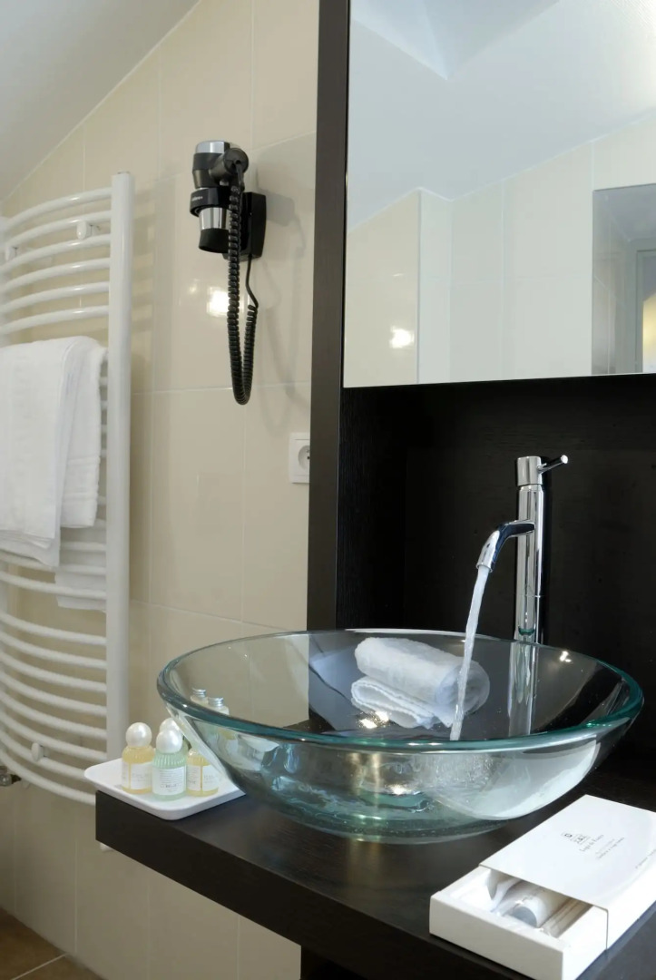 Logis Hôtel Tante Yvonne & son Restaurant semi-gastronomique Lyon Nord