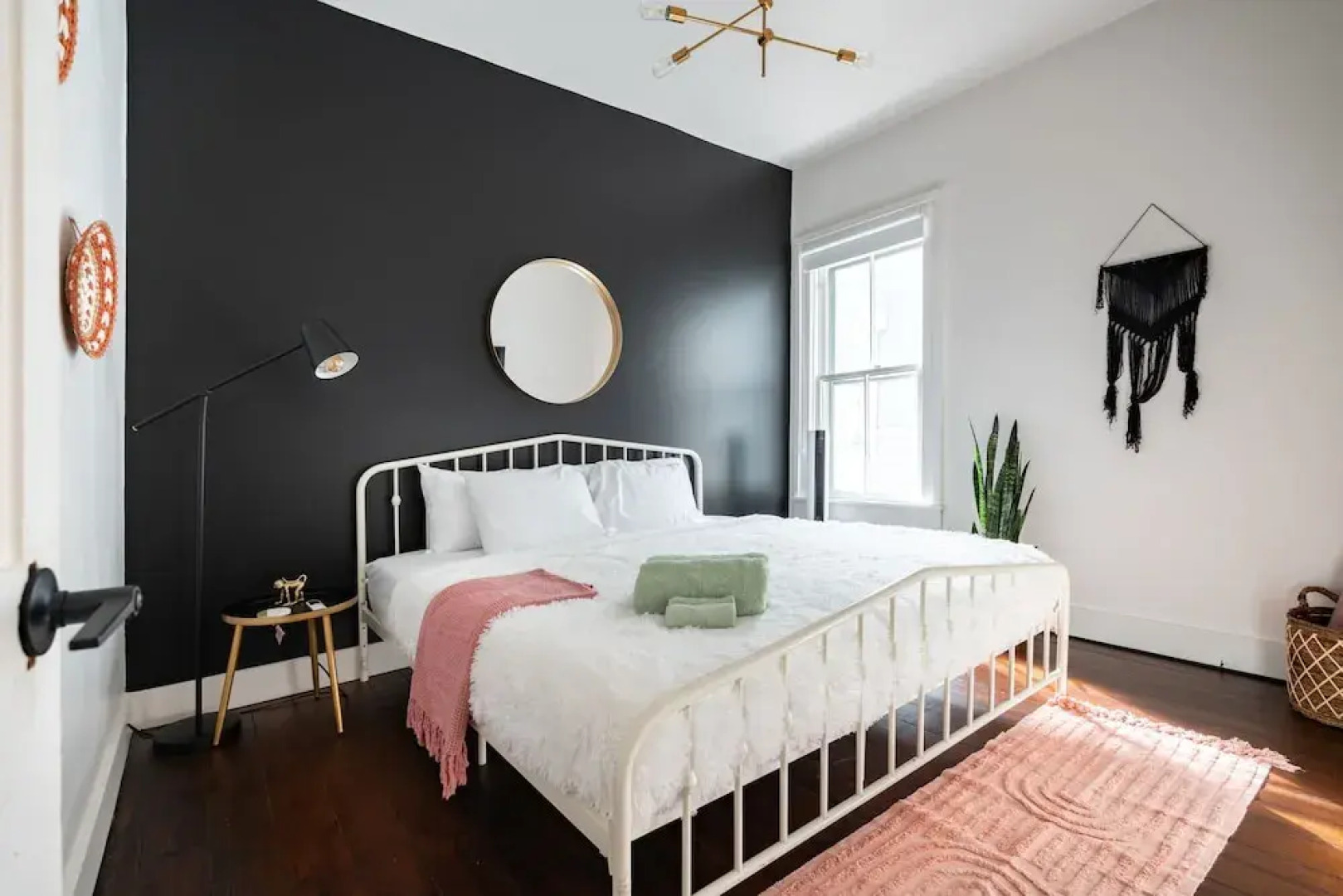 Prime Location Top Rated Clean Parking Free