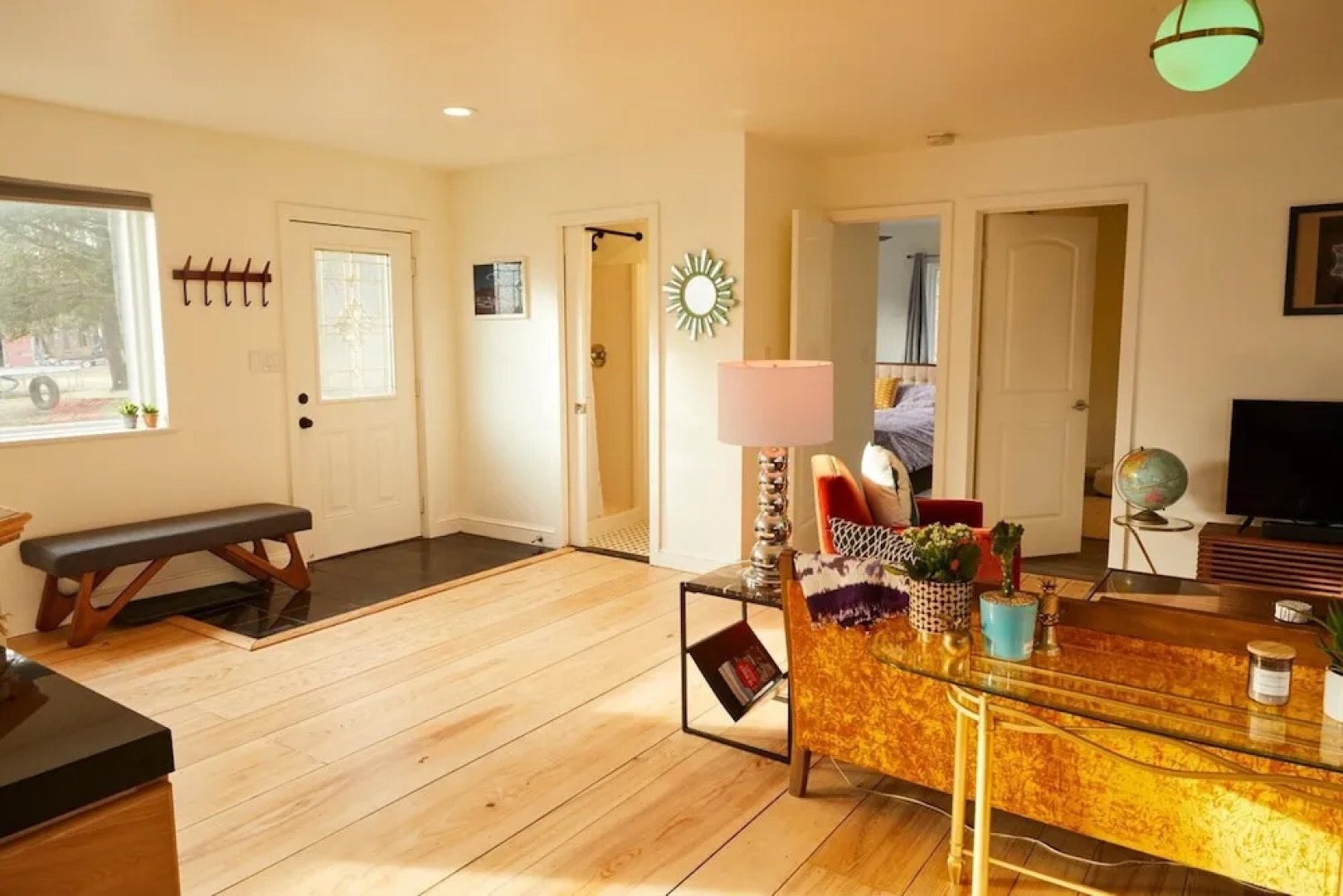 Mountain Retreat w hot tub Near Waterfalls