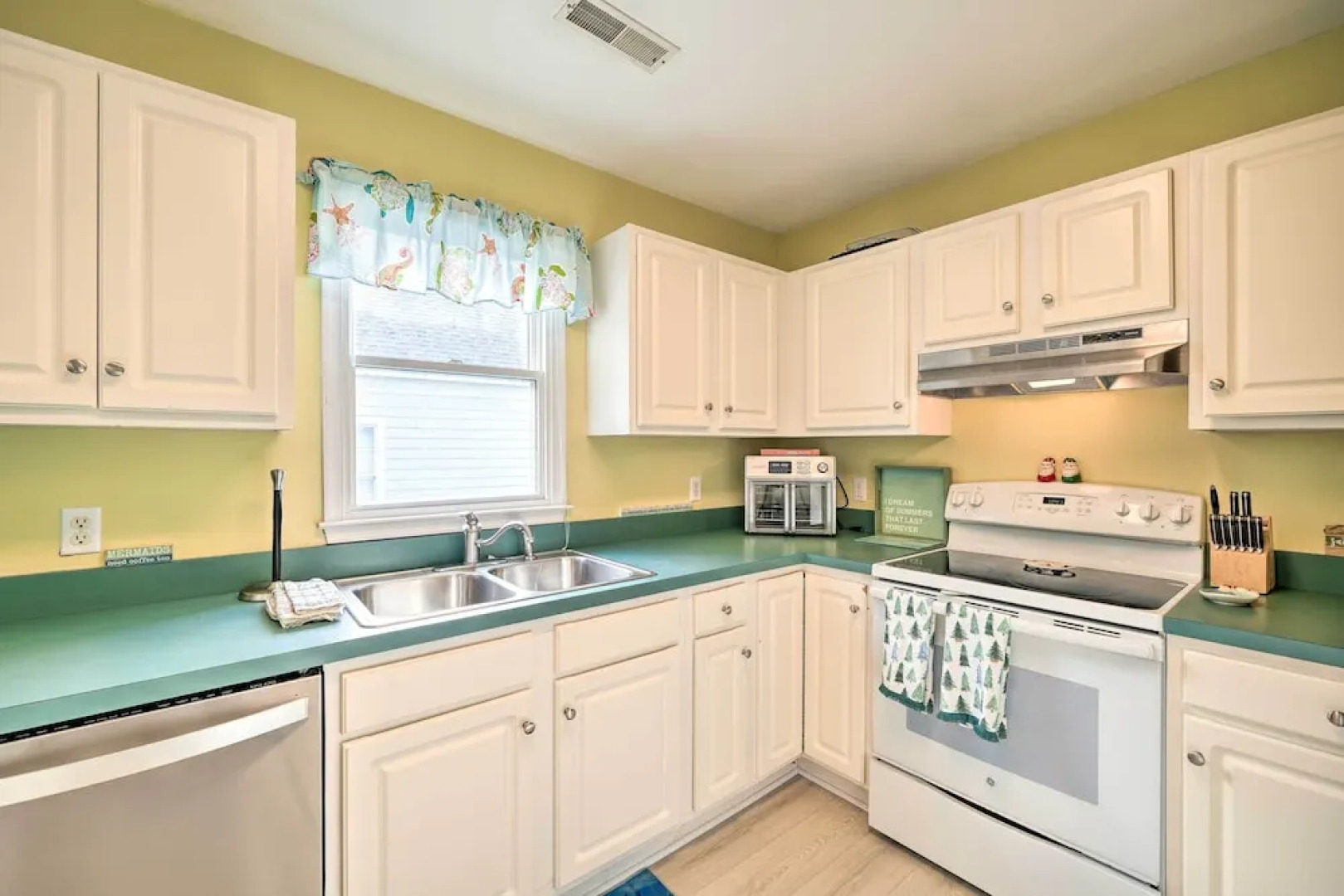 Coastal Home w/ Community Pool < 2 Miles to Beach!