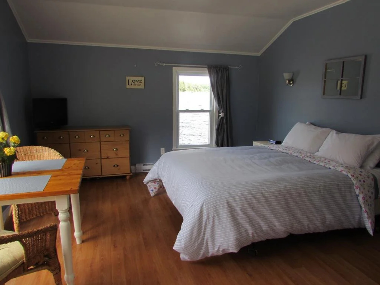 Lighthouse Motel & Cottages