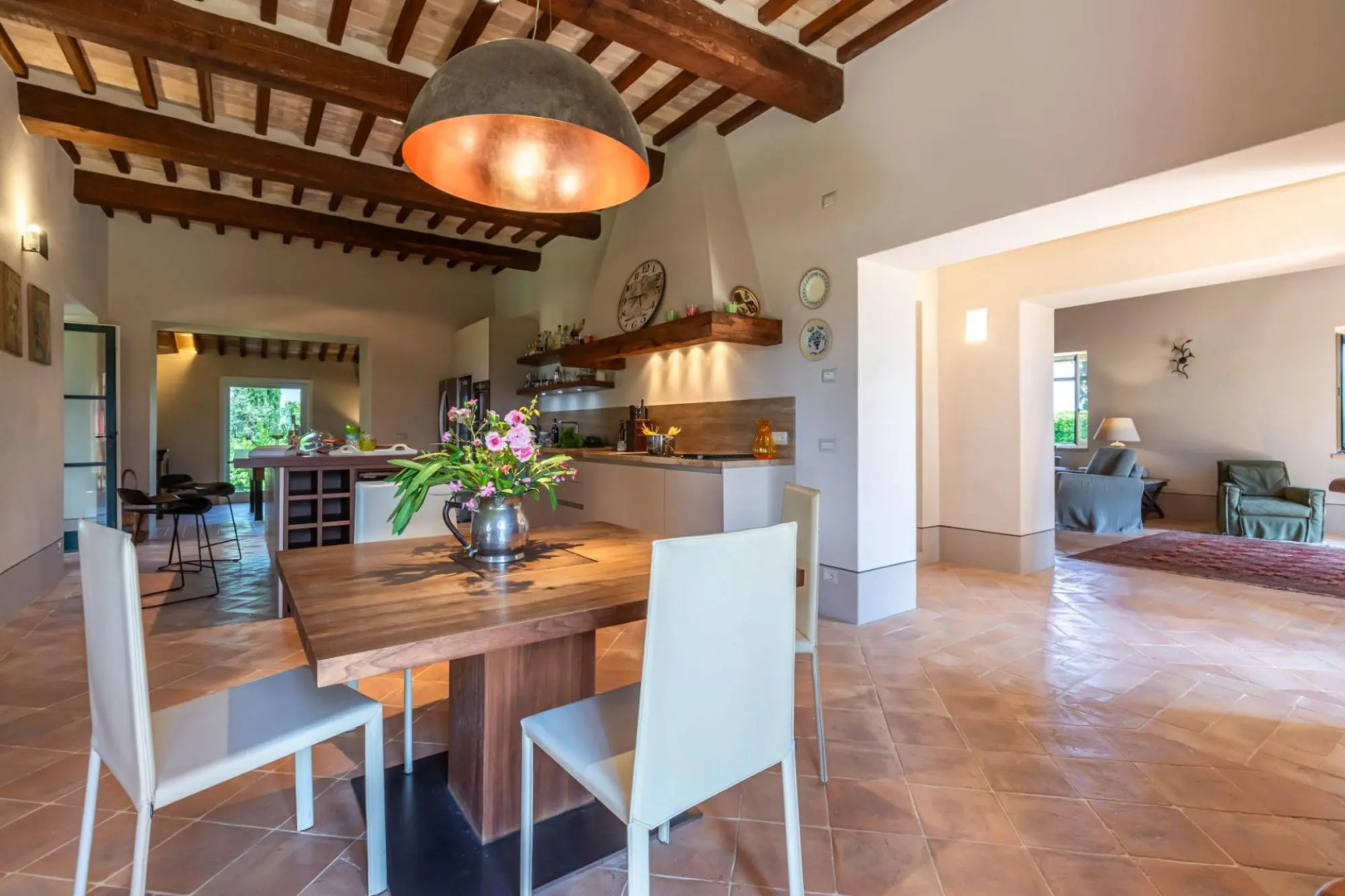 From this beautiful property, immersed in the Sienese countryside, you can enjoy sunsets with changi-Podere i Poggi