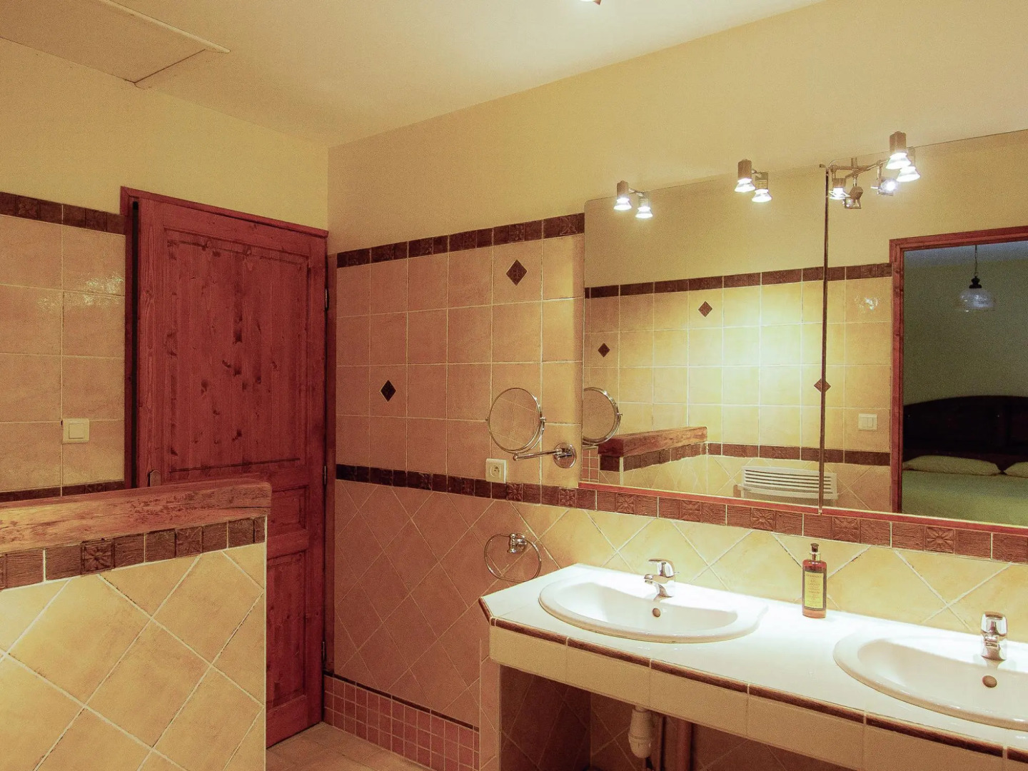 Luxorious Mansion in Saint-Preuil with Sauna