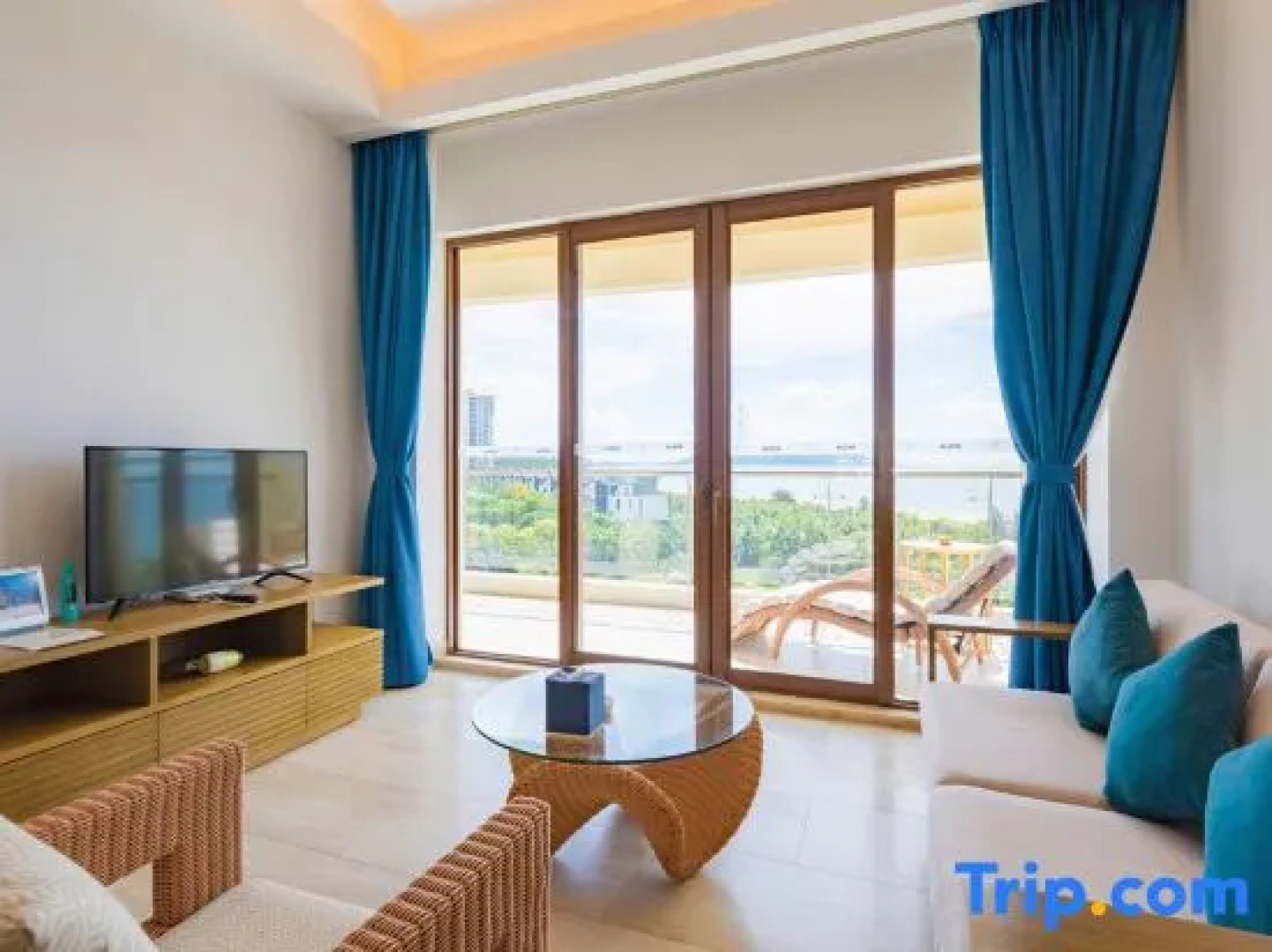 Aloha Oceanfront Suite Resort