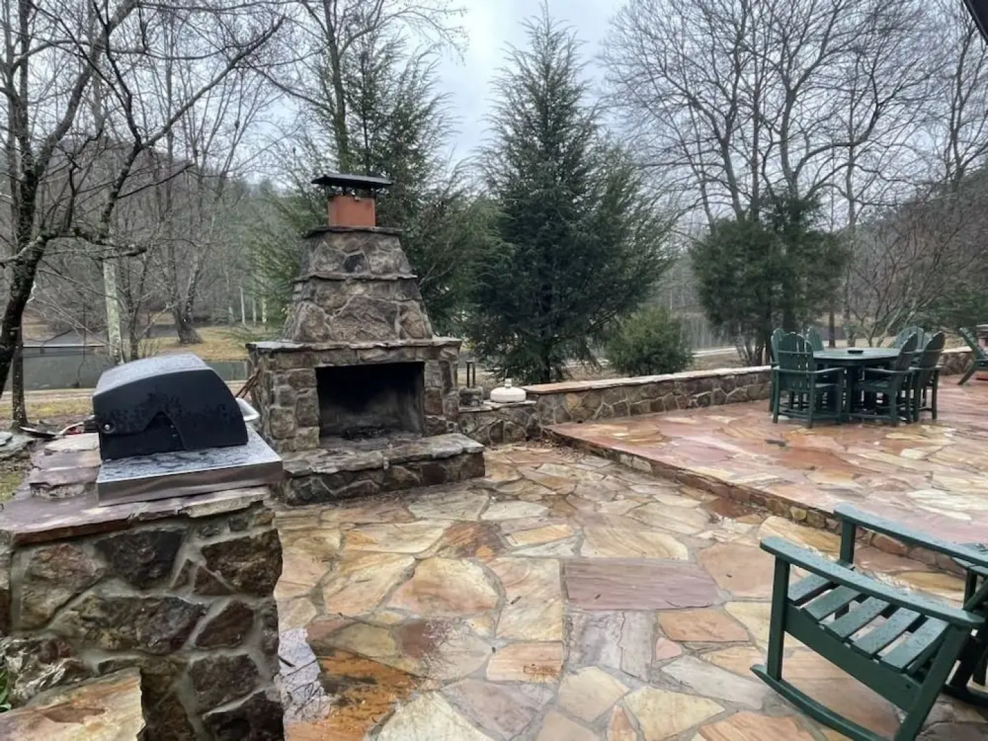 Deluxe log cabin! Pet and motorcycle friendly - enjoy nature with family and friends! 3 Bedroom Cabin by RedAwning