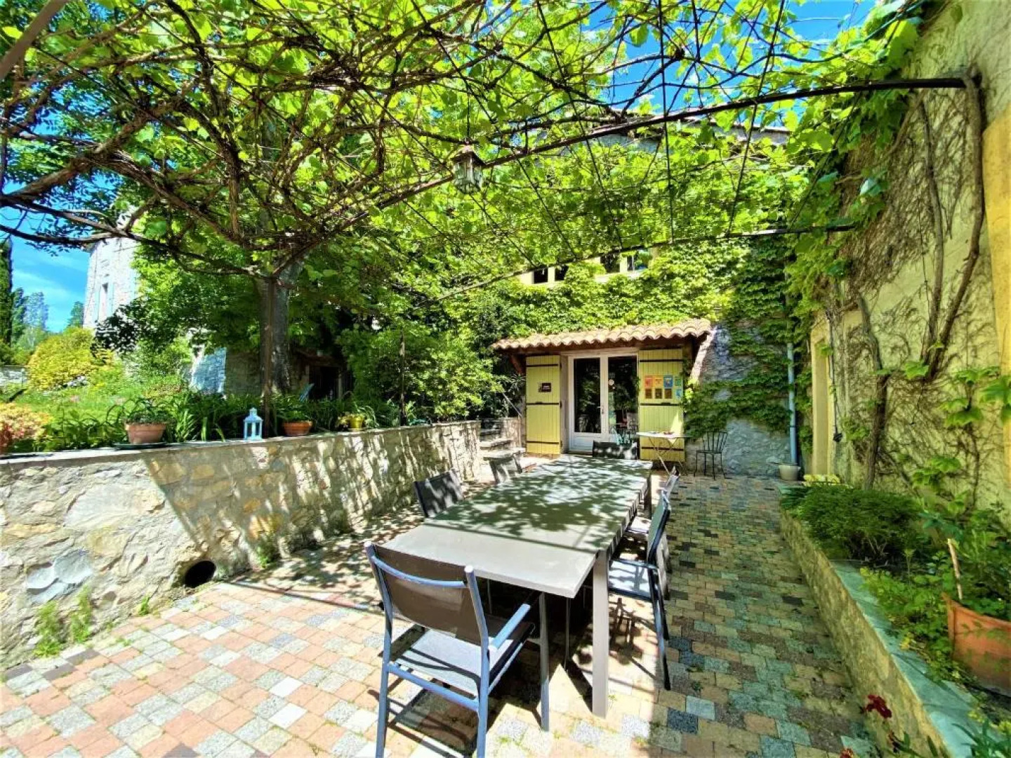 CHAMBRES D'HOTES 2 à 4p ou GITE DE GROUPE 16p, 7 ch, 6 sdb, parc et salle de réception