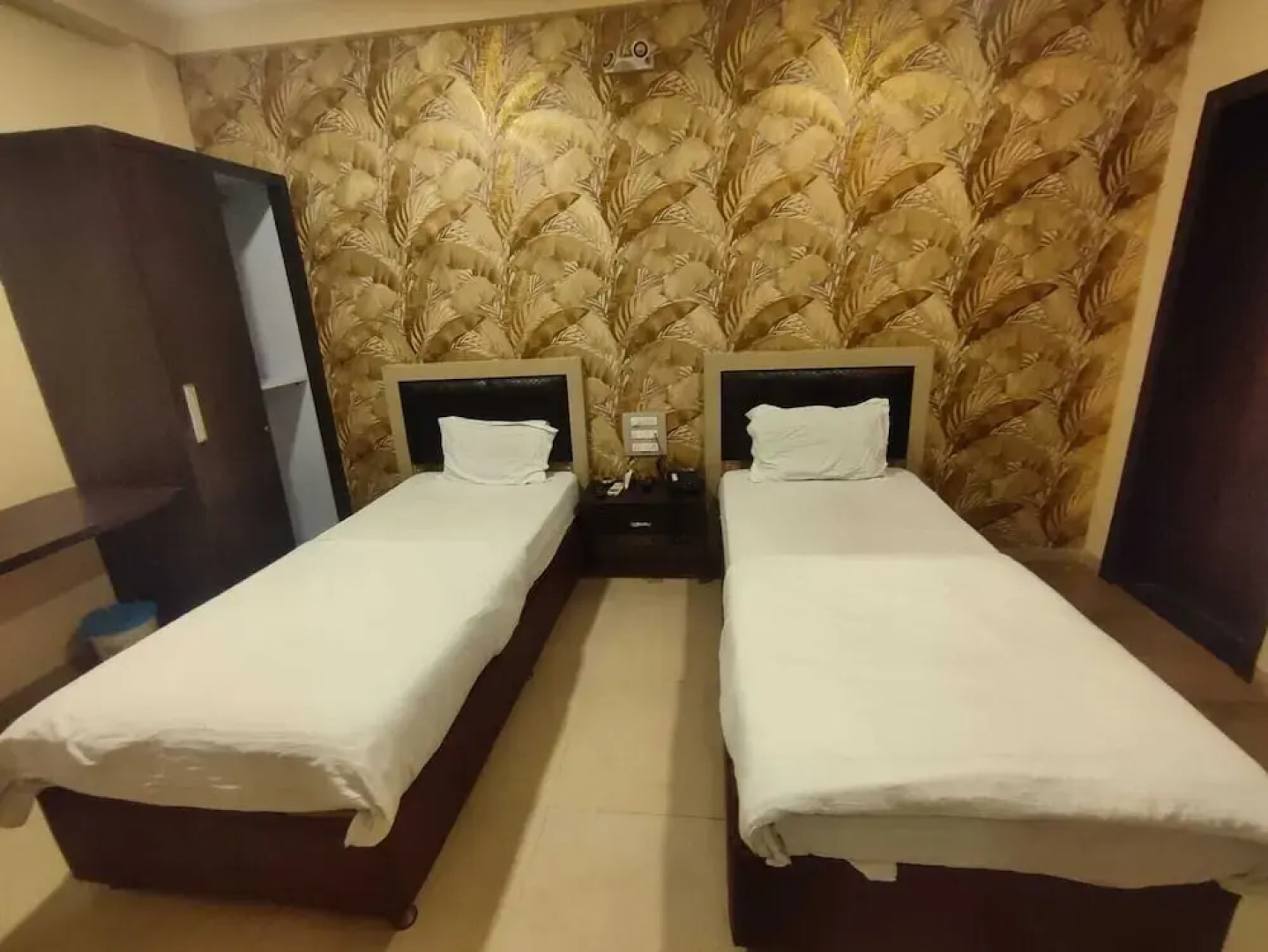 Hotel Shades Of Royal