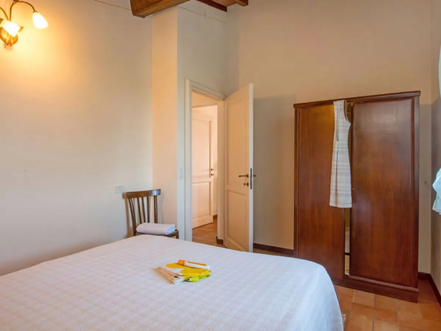 Hillside pretty Home 24411