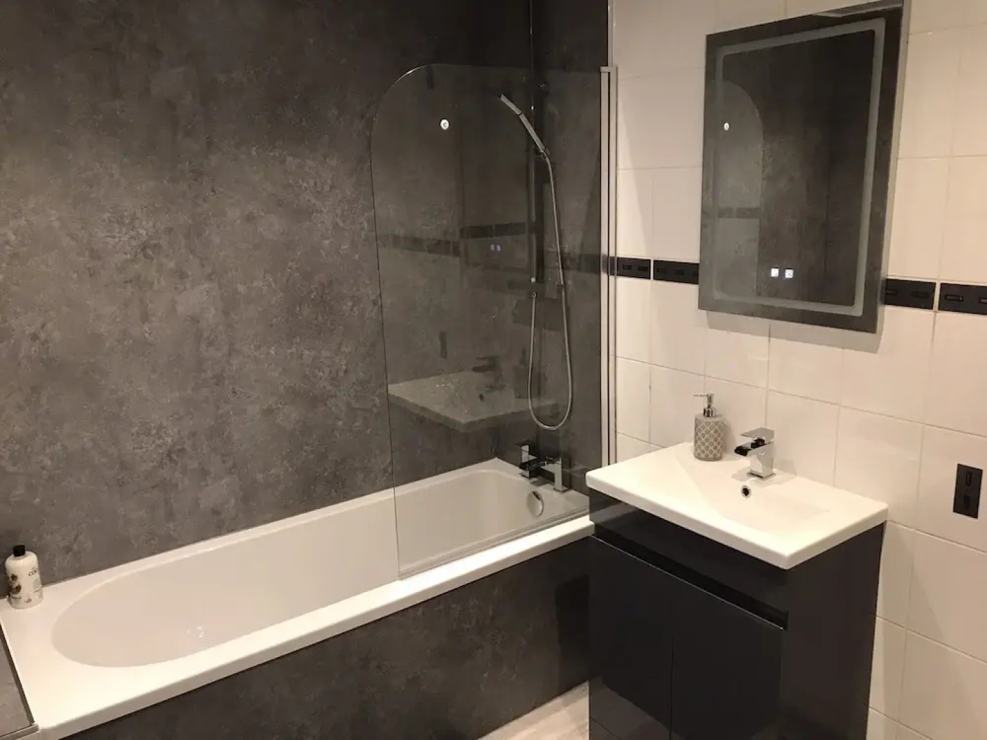 3-bed Apartment - Sleeps 6 - Parking, Wifi, Pets