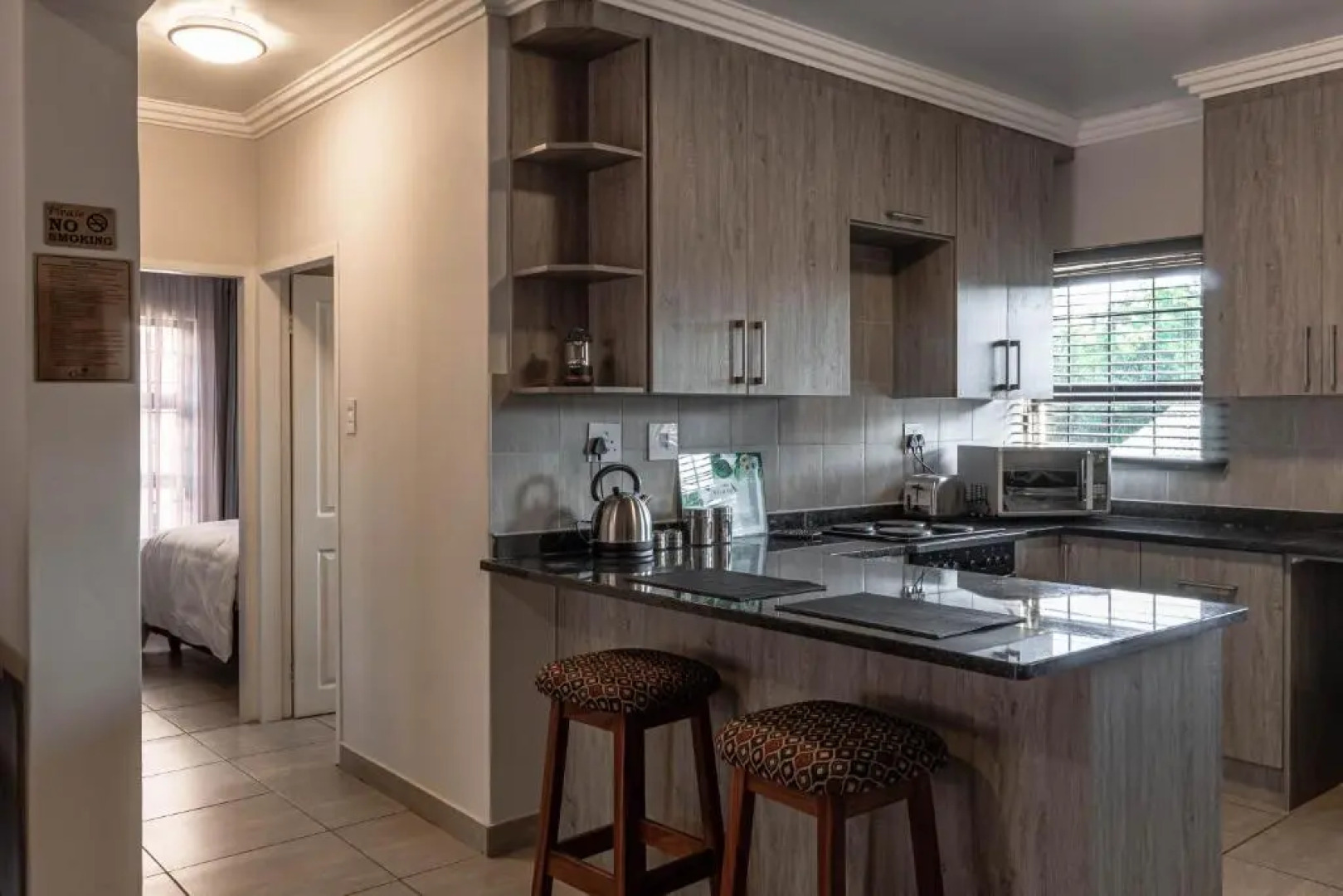 Camelot Guest House & Apartments