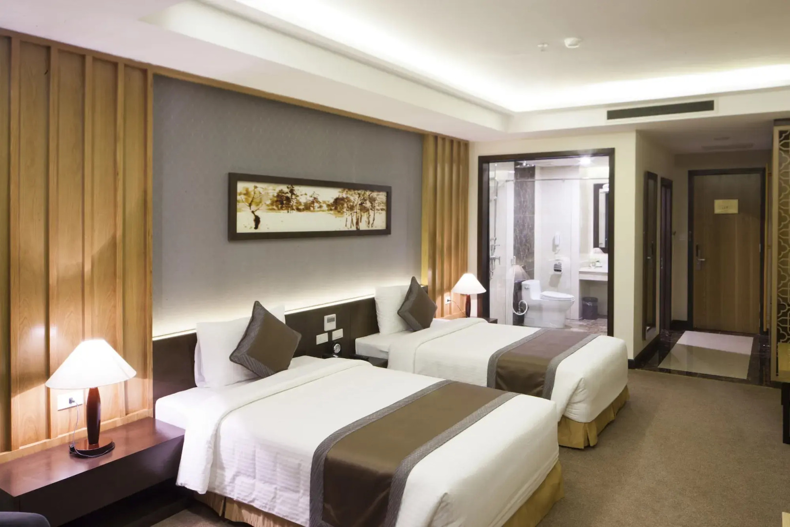 Muong Thanh Luxury Nhat Le Hotel