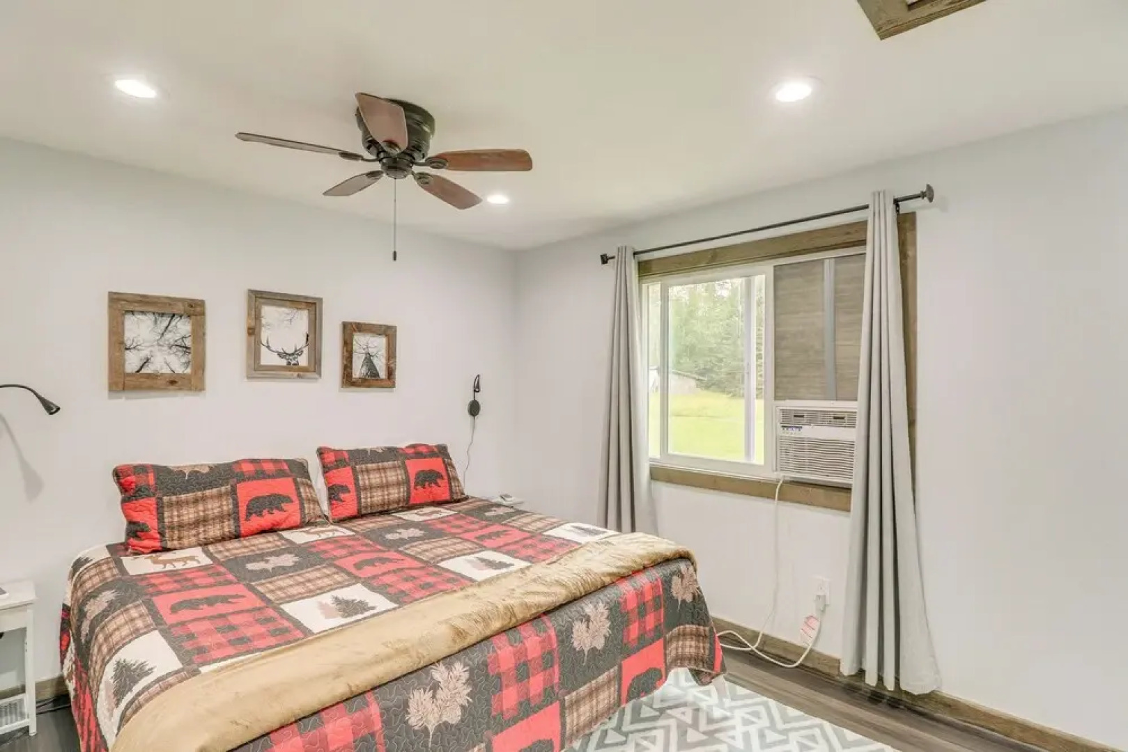 Bigfork Cottage w/ Hot Tub ~ 6 Mi to Flathead Lake