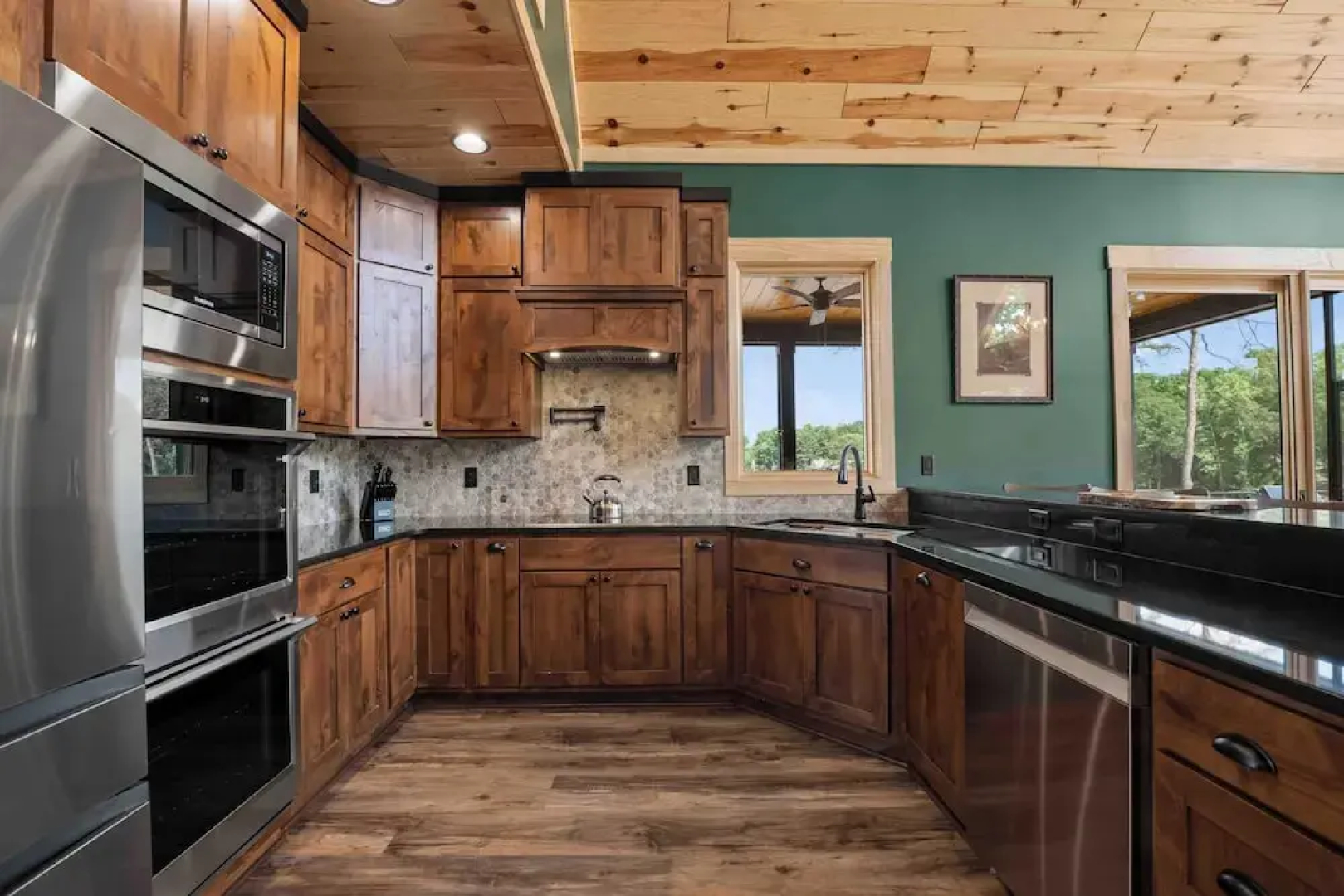 Black Bear & Blue Heron by Avantstay 2 Lakefront Homes, Sleeps 43 Pool, Dock, Theater