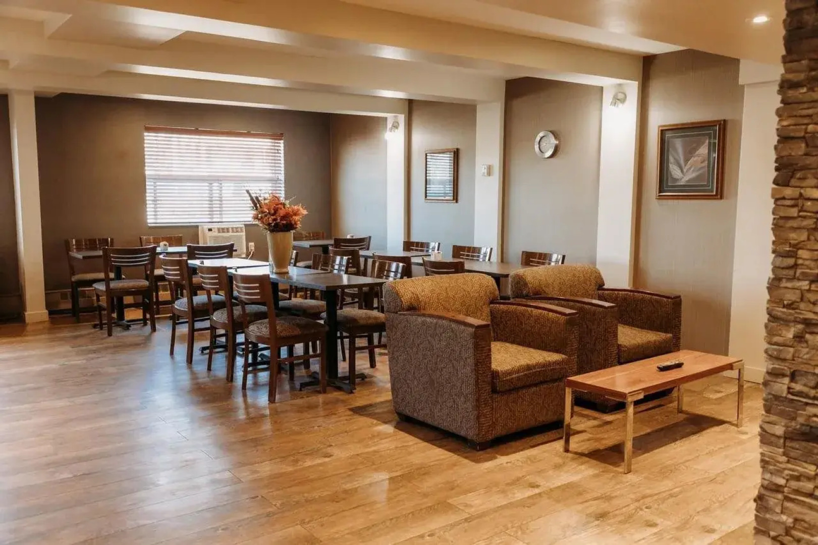 Lakeview Inn & Suites - Fort St. John