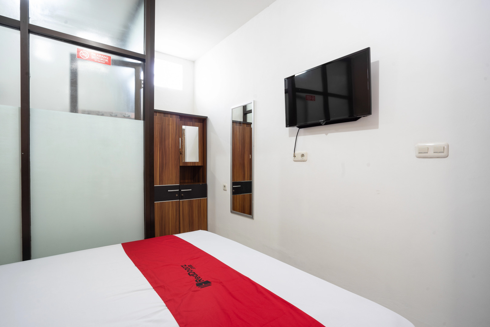 RedDoorz near Eka Hospital BSD City