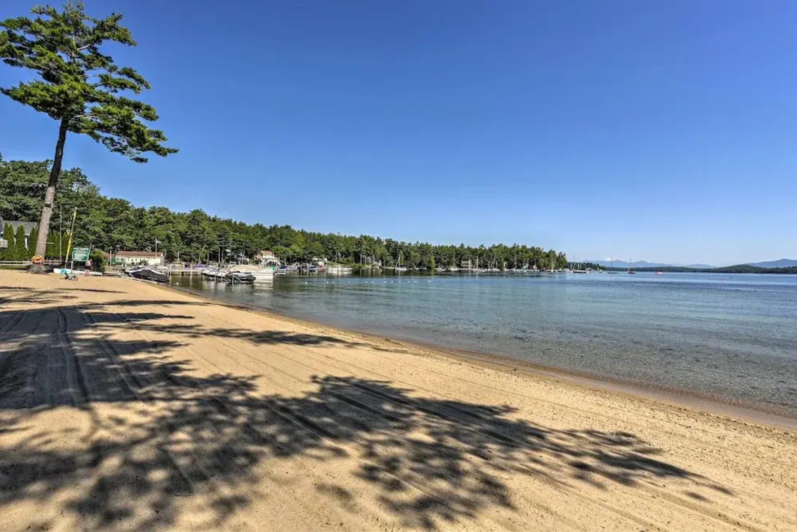 Lake Getaway: Walk Across Street to Private Beach!