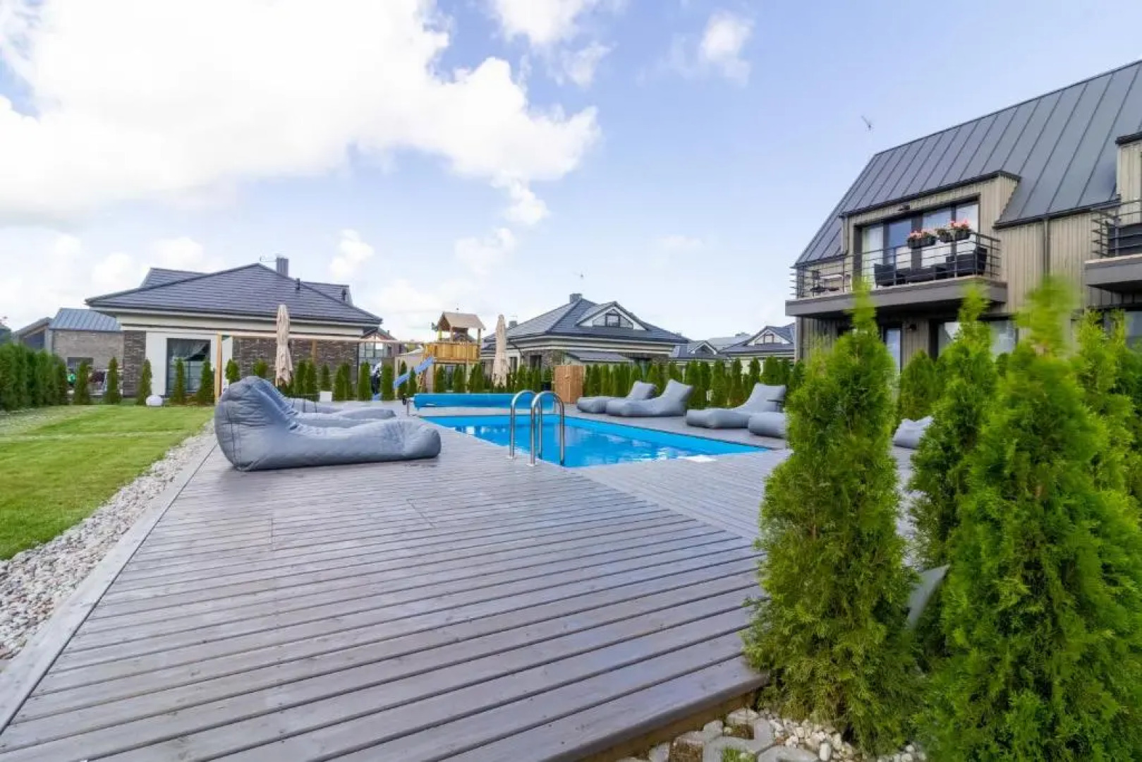 Green Shine Apartment, By Cohost