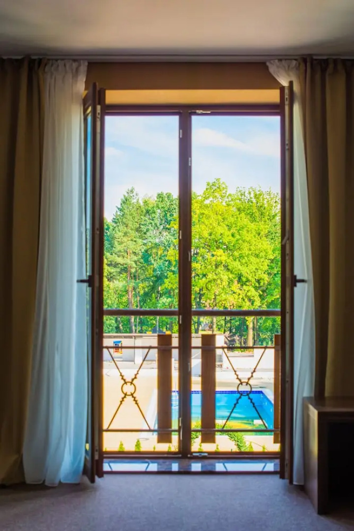 Отель «Кривое озеро»