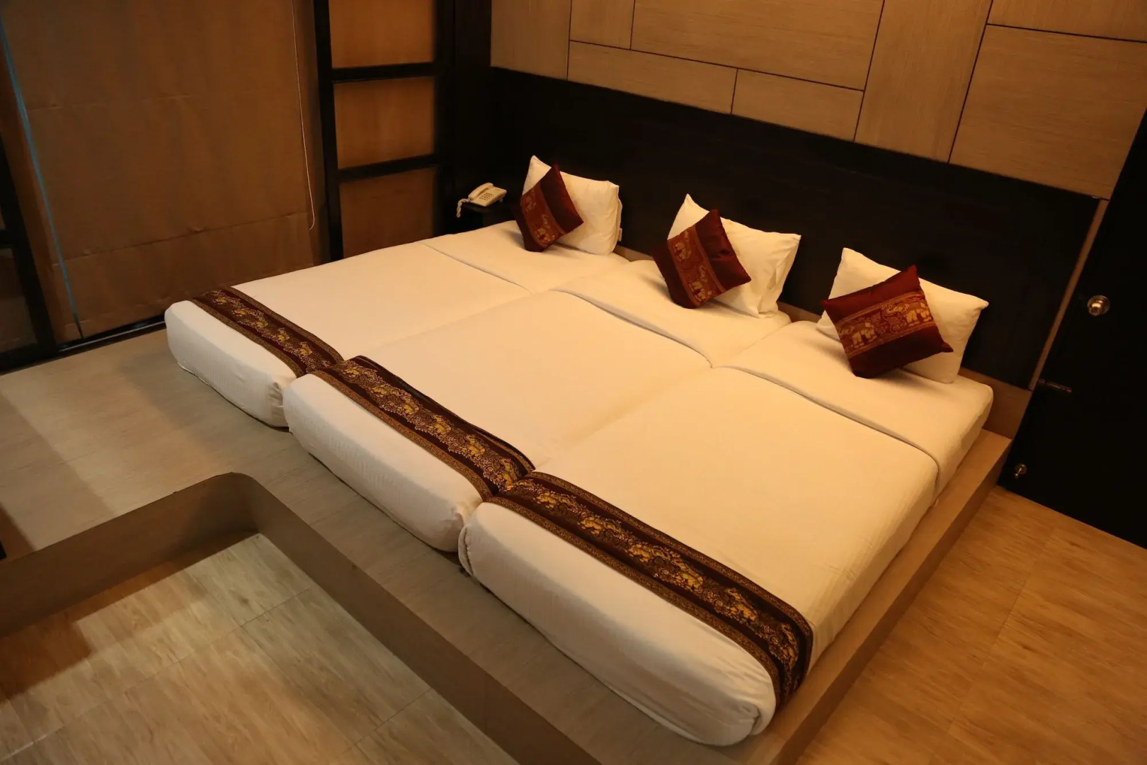 Boss Suites Nana Hotel