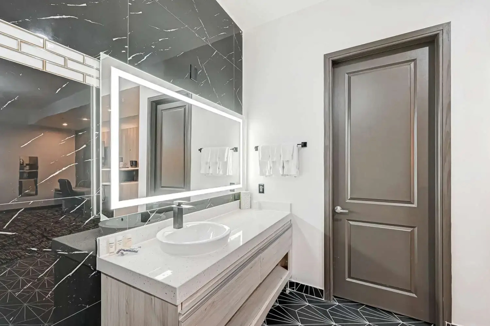 Comfeeni Inn and Suites