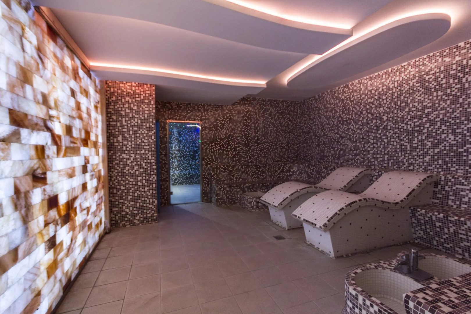 Отель Hollywoodland Wellness & Aquapark